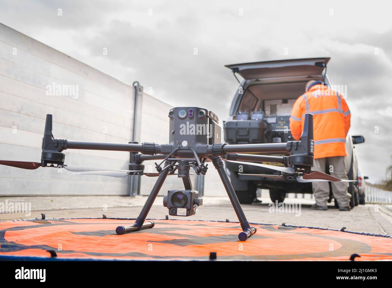 Kommerzielles Drohnenunternehmen, das ein Fluggebiet in einer Überschwemmungszone aufsetzt. Stockfoto