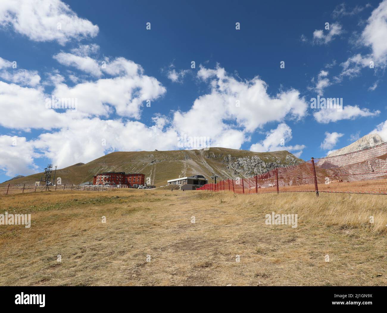 Weite Landschaft in der Region Abruzzen in Mittelitalien genannt Campo Imperatore und das berühmte Hotel im Hintergrund Stockfoto