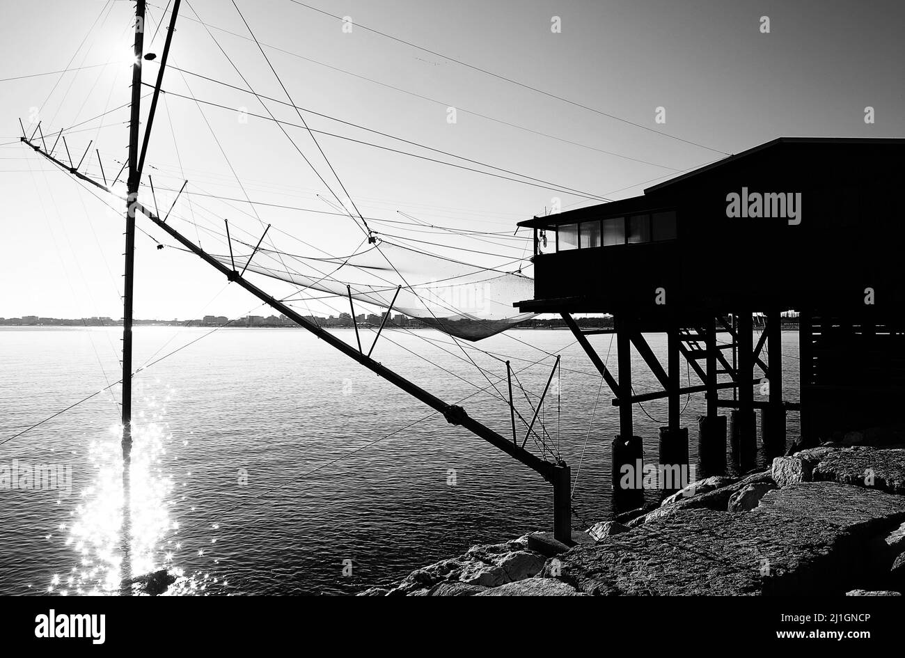 Angeln Schuppen auf Hintergrundbeleuchtung und die Reflexionen auf dem Wasser des Meeres ohne Menschen Stockfoto