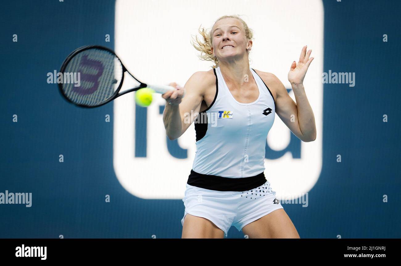 Katerina Siniakova aus der Tschechischen Republik im Einsatz gegen Emma Raducanu aus Großbritannien während der zweiten Runde des WTA Masters 2022, WTA Masters 1000 Tennisturniers am 24. März 2022 im Hard Rock Stadion in Miami, USA - Foto: Rob Prange/DPPI/LiveMedia Stockfoto