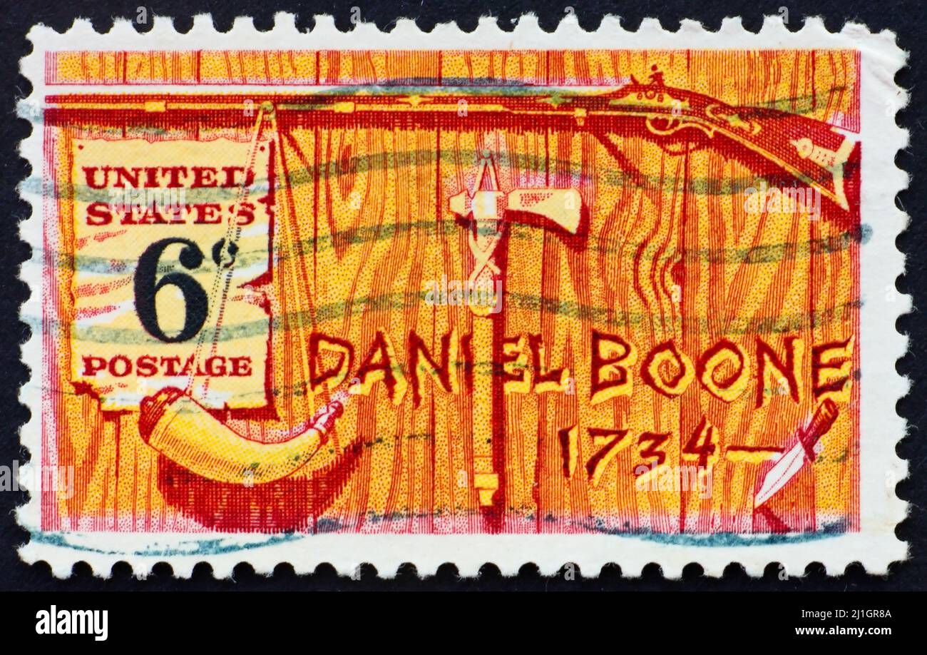 VEREINIGTE STAATEN von AMERIKA - UM 1968: Eine in den Vereinigten Staaten von Amerika gedruckte Marke zeigt Pennsylvania Rifle, Powder Horn, Tomahawk Pipe und Knife, Stockfoto