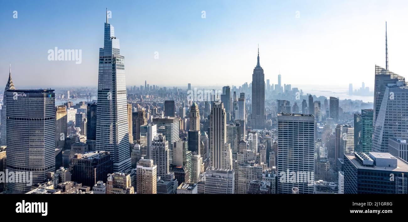 New York, USA, 16March 2022. Das Empire State Building und Lower Manhattan Panoramablick vom Top of the Rock am Rockefeller Center. Kredit: De Stockfoto