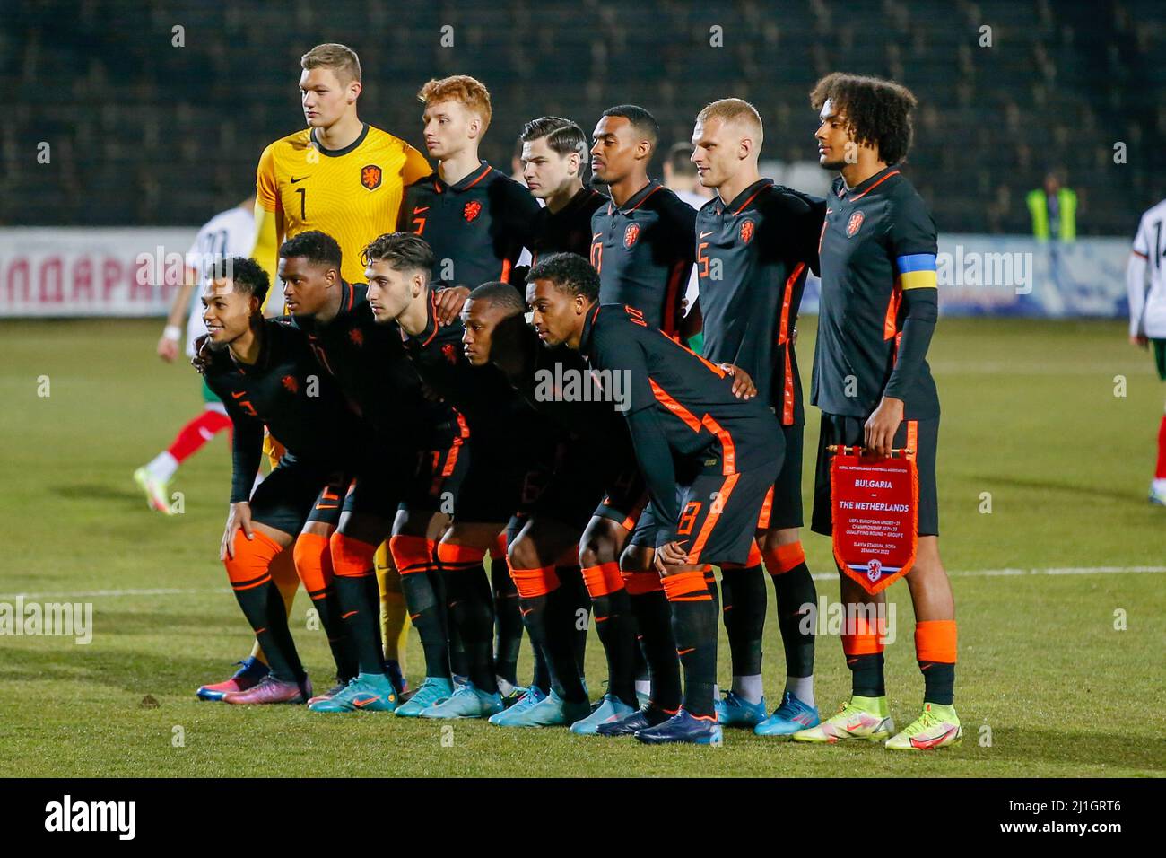 Sofia, Bulgarien. 25. März 2022. SOFIA, BULGARIEN - MÄRZ 25: Kjell Scherpen aus den Niederlanden U23, Milan van Ewijk aus den Niederlanden U23, Sepp van den Berg aus den Niederlanden U23, Neraysho Kasanwirjo aus den Niederlanden U23, Mitchell Bakker aus den Niederlanden U23, Ludovit Reis aus den Niederlanden U23, Jurgen Ekkelenkamp aus den Niederlanden U23, Quinten Timber of the Netherlands U23, Joshua Zirkzee of the Netherlands U23, Ryan Gravenberch of the Netherlands U23 und Daishawn Redan of the Netherlands U23 während des EM 2023 Qualifikationsspiel zwischen Bulgarien U23 und den Niederlanden U23 in Slavia Stadi Stockfoto
