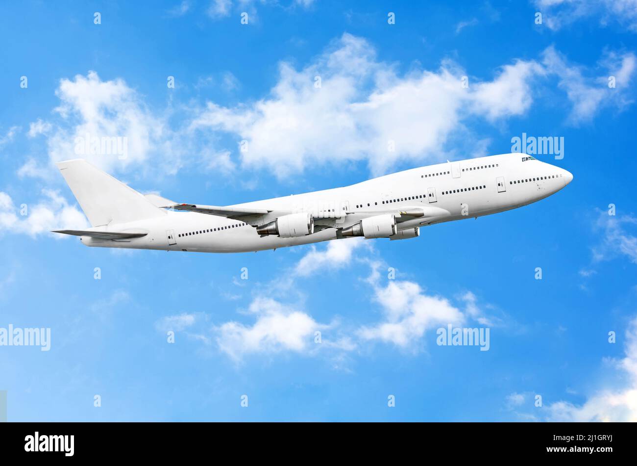 Riesiges Flugzeug in Blau mit zerrissenen weißen Wolken Stockfoto