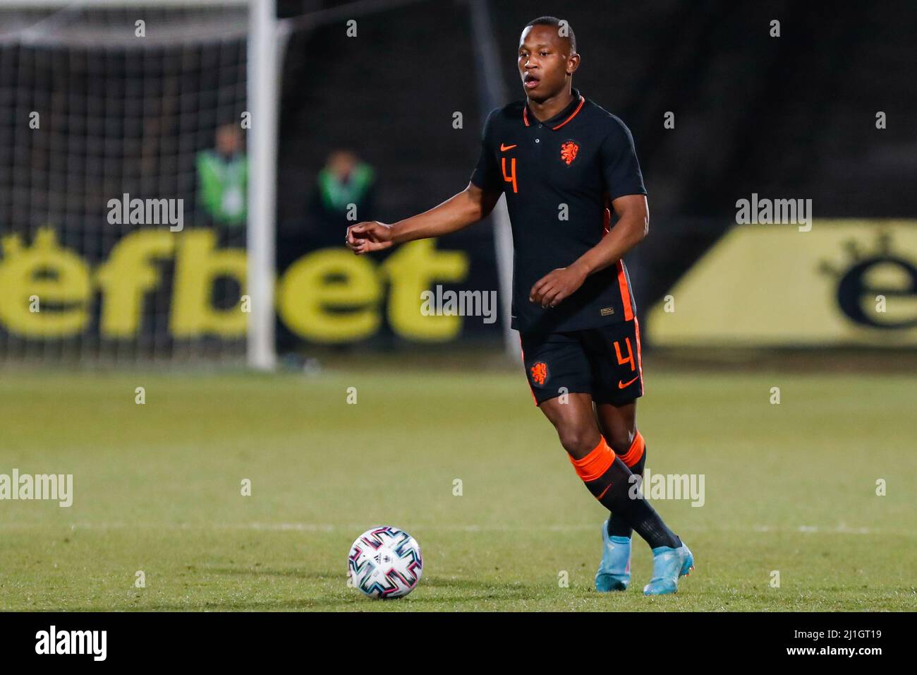 Sofia, Bulgarien. 25. März 2022. SOFIA, BULGARIEN - 25. MÄRZ: Neraysho Kasanwirjo aus den Niederlanden U23 während des EM 2023 Qualifikationsspiel zwischen Bulgarien U23 und den Niederlanden U23 im Slavia Stadion am 25. März 2022 in Sofia, Bulgarien (Foto von Nikola Krstic/Orange Picics) Credit: Orange Pics BV/Alamy Live News Stockfoto