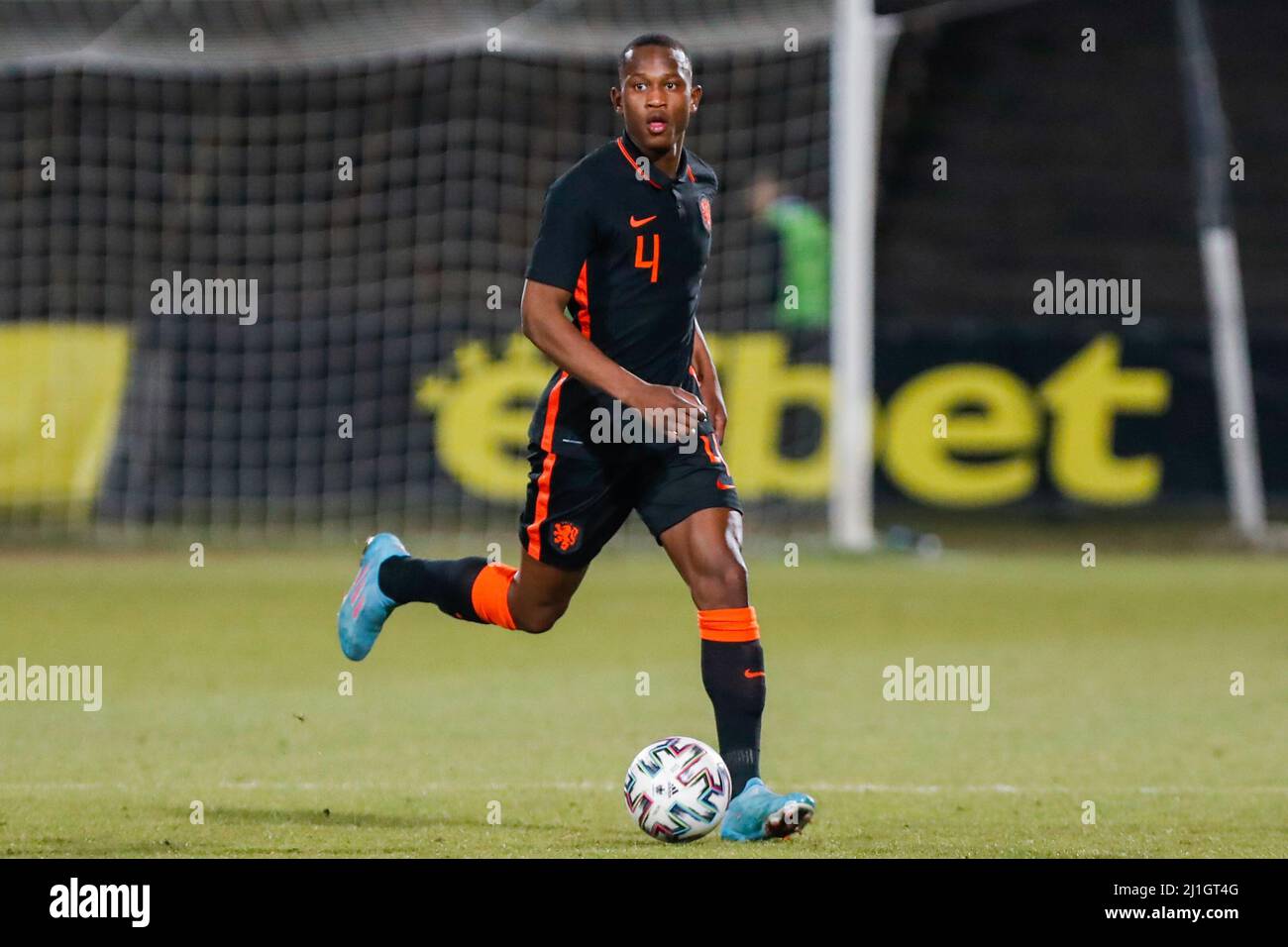 Sofia, Bulgarien. 25. März 2022. SOFIA, BULGARIEN - 25. MÄRZ: Neraysho Kasanwirjo aus den Niederlanden U23 während des EM 2023 Qualifikationsspiel zwischen Bulgarien U23 und den Niederlanden U23 im Slavia Stadion am 25. März 2022 in Sofia, Bulgarien (Foto von Nikola Krstic/Orange Picics) Credit: Orange Pics BV/Alamy Live News Stockfoto