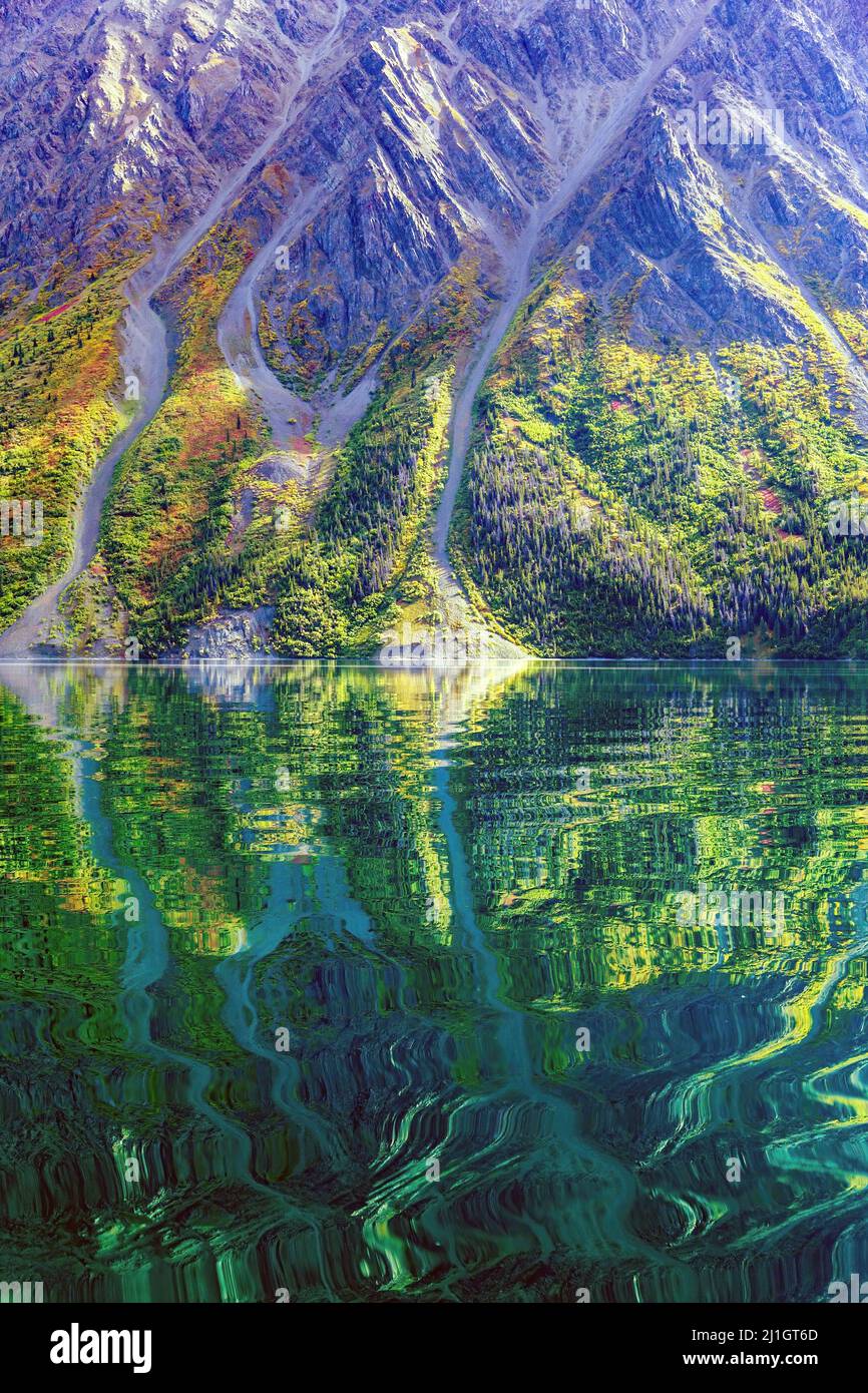 St. Elias Mountains spiegeln sich im Kathleen Lake im Kluane National Park and Reserve während einer herbstlichen Bootsfahrt wider. Stockfoto