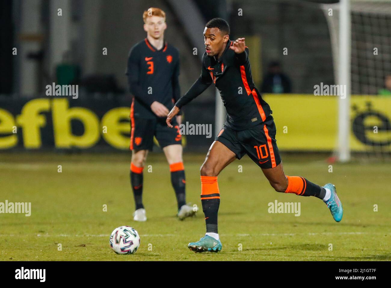 Sofia, Bulgarien. 25. März 2022. SOFIA, BULGARIEN - 25. MÄRZ: Ryan Gravenberch aus den Niederlanden U23 während des EM 2023 Qualifikationsspiel zwischen Bulgarien U23 und den Niederlanden U23 im Slavia Stadion am 25. März 2022 in Sofia, Bulgarien (Foto von Nikola Krstic/Orange Picics) Credit: Orange Pics BV/Alamy Live News Stockfoto