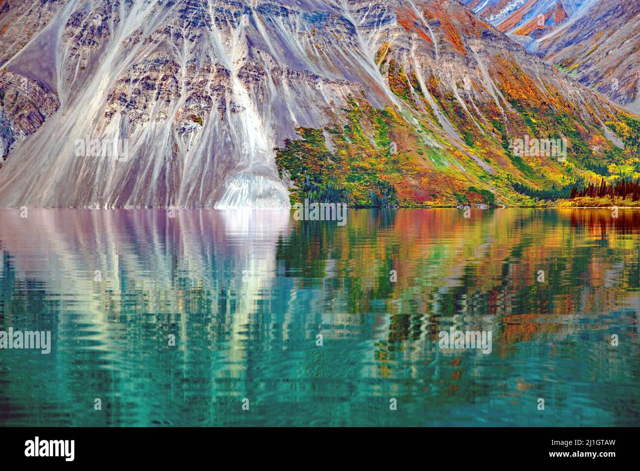 Die Berge spiegeln sich im Kathleen Lake im Kluane National Park und Reserve im Yukon Territory, Kanada. Stockfoto