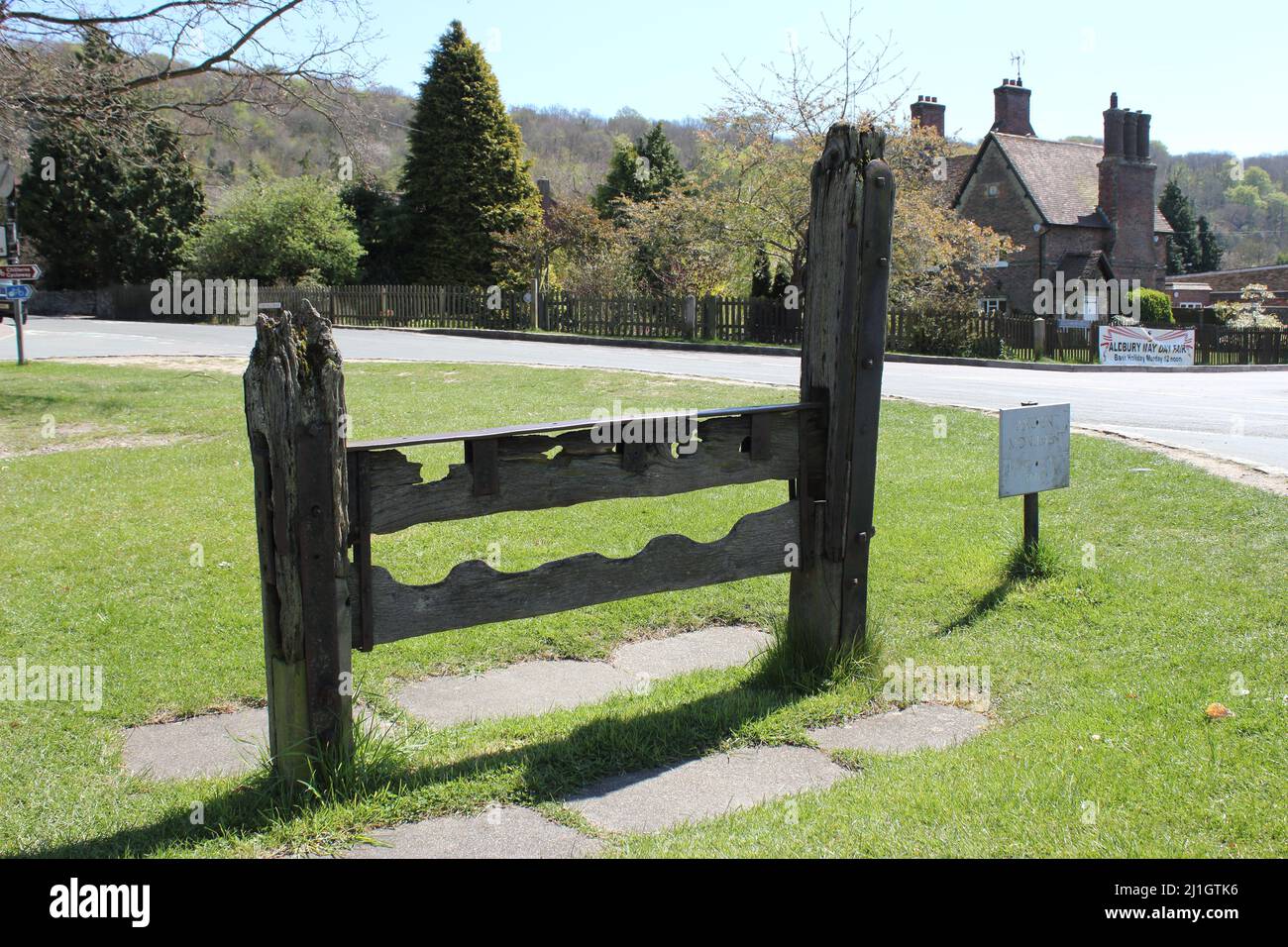 Original Stocks, Aldbury Village in Spring, Hertfordshire, England, UK Stockfoto