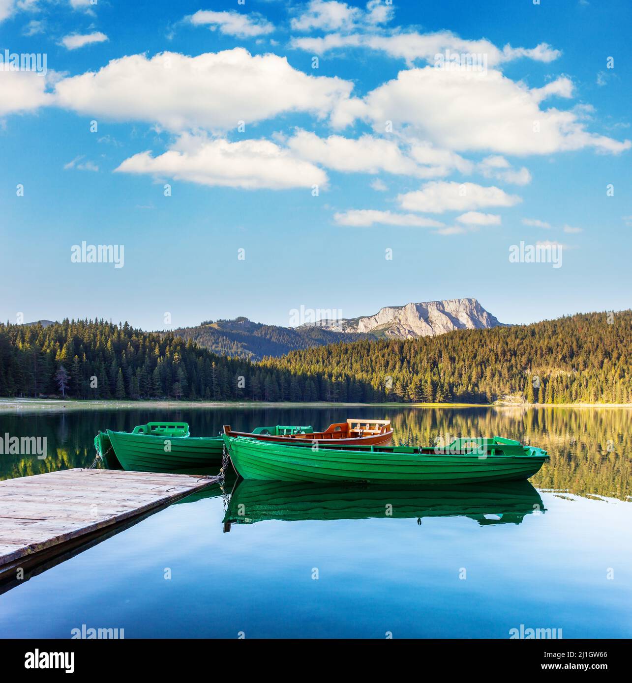 Reflexion im Wasser von Bergseen und Booten. Schwarzer See im Durmitor Nationalpark in Montenegro, Europa. Beauty-Welt. Stockfoto