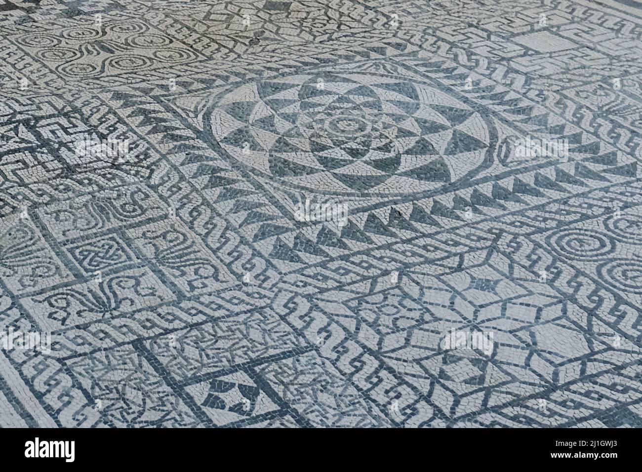 Das Haus des Edelsteins, Juwel des Archäologischen Parks von Herculaneum, berühmt für seine kostbaren Bodenmosaiken das Haus des Edelsteins hat seinen Namen von der Entdeckung eines Edelsteins mit dem Bild von Livia, das fälschlicherweise diesem Haus zugeschrieben wurde, Wenn es tatsächlich aus dem Haus des Granianus stammt, das einst Teil eines einzigen großen Domus war, der das Meer überragt und wahrscheinlich der Familie des Marcus Nonius Balbus gehörte, Und präsentiert im Triclinium eines der schönsten geometrischen Mosaike in Schwarz und Weiß im ganzen Herculaneum Stockfoto