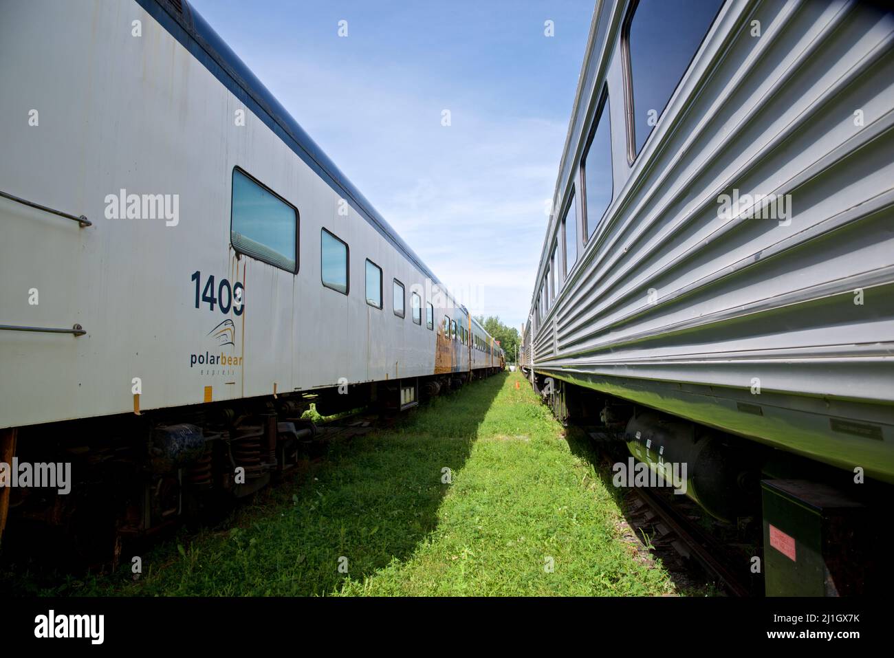 Uxbridge, Ontario / Canada - 08/16/202: Abnehmende Perspektive des Zuges, der auf der Uxbridge Railroad Station geparkt ist. Stockfoto