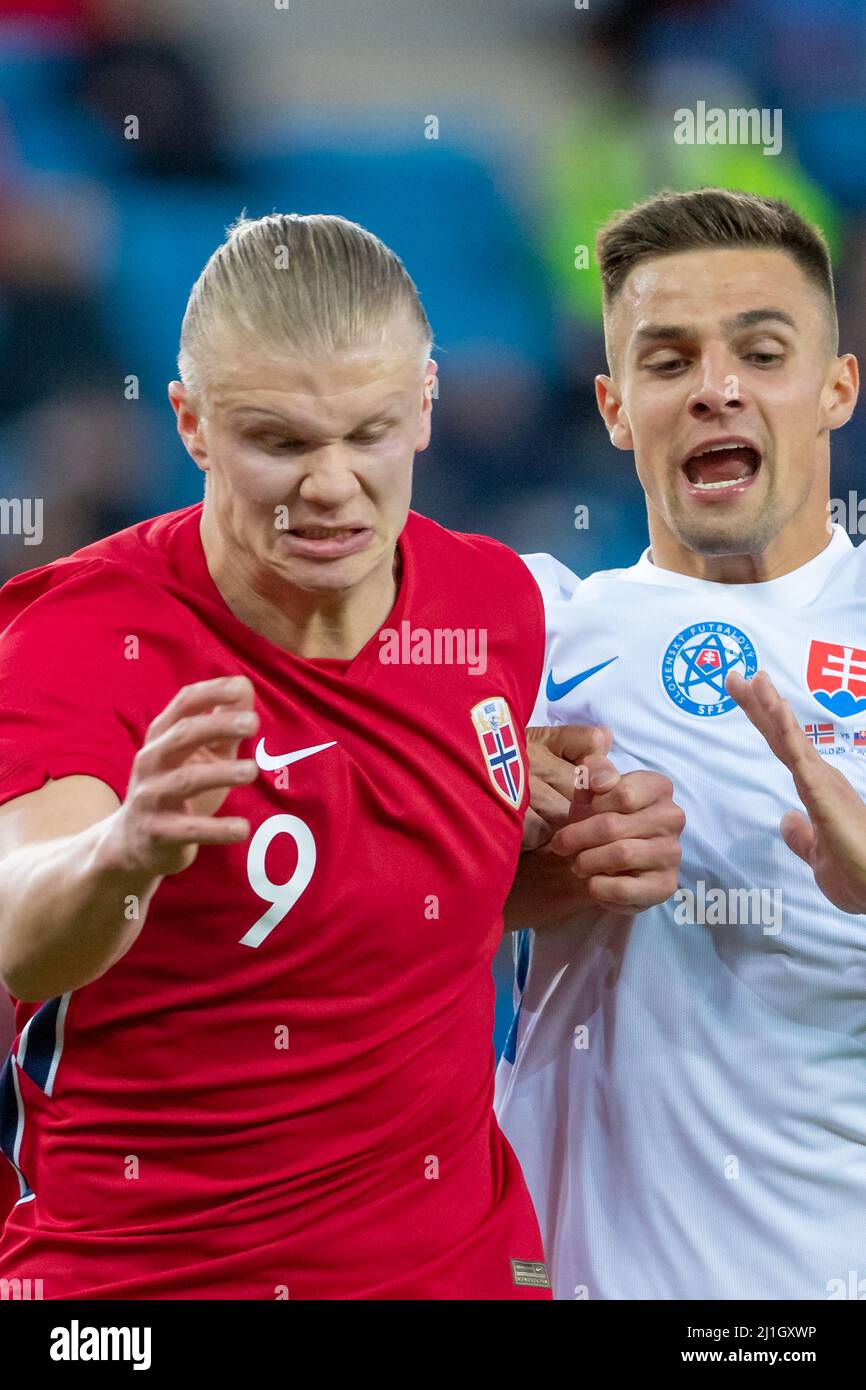 Oslo, Norwegen 25. März 2022, Alexander Sortland aus Norwegen kämpft mit Martin Valjent aus der Slowakei während des internationalen Fußballfreundschaftsspiels zwischen Norwegen und der Slowakei im Ullevaal Stadion in Oslo, Norwegen. Quelle: Nigel Waldron/Alamy Live News Stockfoto