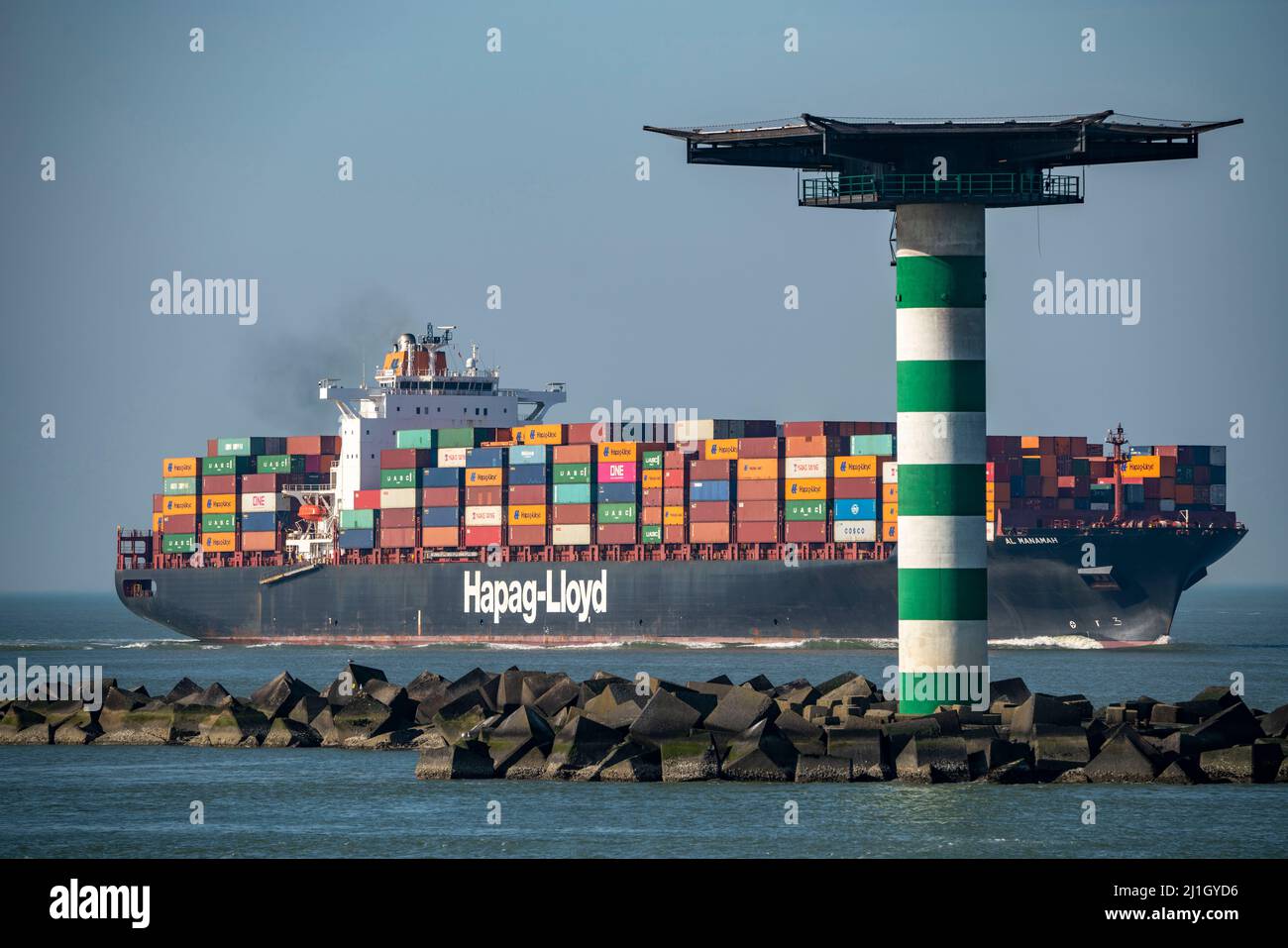 Das Containerschiff Al Manamah, im Besitz von Hapag-Lloyd, befindet sich am Hafeneingang des Tiefseehafens Maasvlakte 2, dem Seehafen von Rotterdam, Niederlande Stockfoto