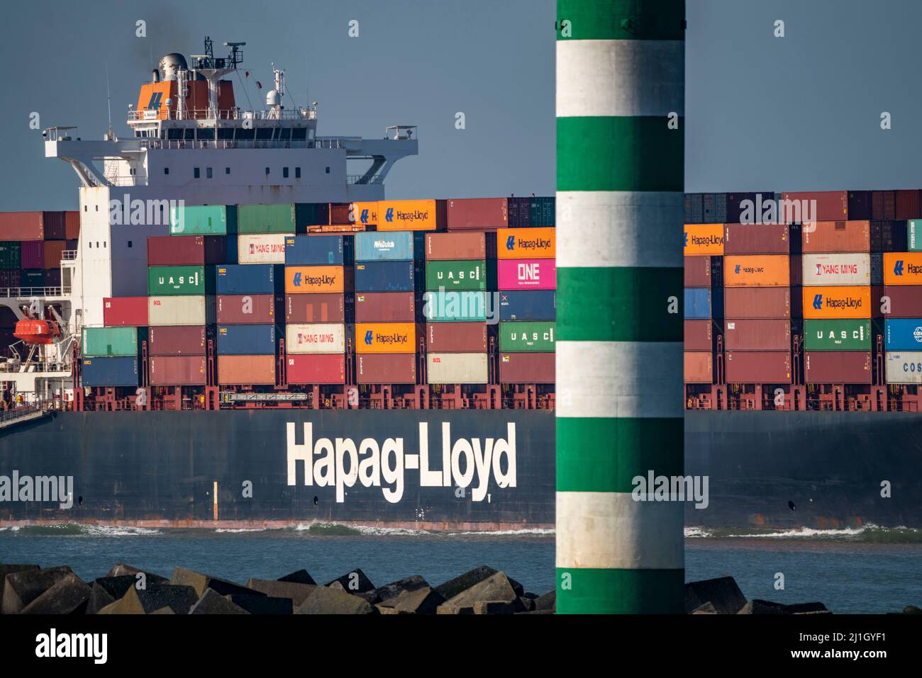 Das Containerschiff Al Manamah, im Besitz von Hapag-Lloyd, befindet sich am Hafeneingang des Tiefseehafens Maasvlakte 2, dem Seehafen von Rotterdam, Niederlande Stockfoto