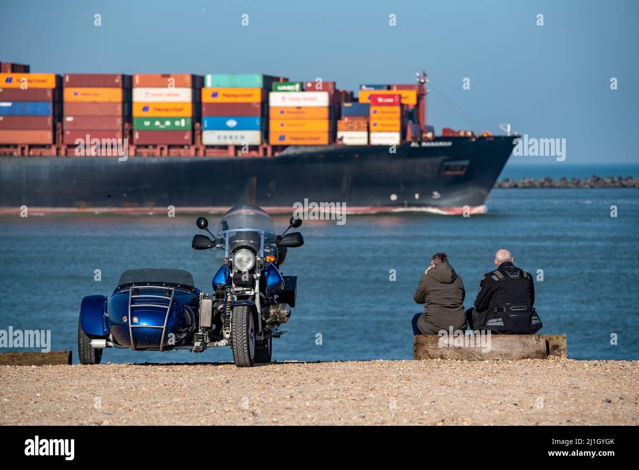 Das Containerschiff Al Manamah, im Besitz von Hapag-Lloyd, befindet sich am Hafeneingang des Tiefseehafens Maasvlakte 2, dem Seehafen von Rotterdam, Niederlande Stockfoto