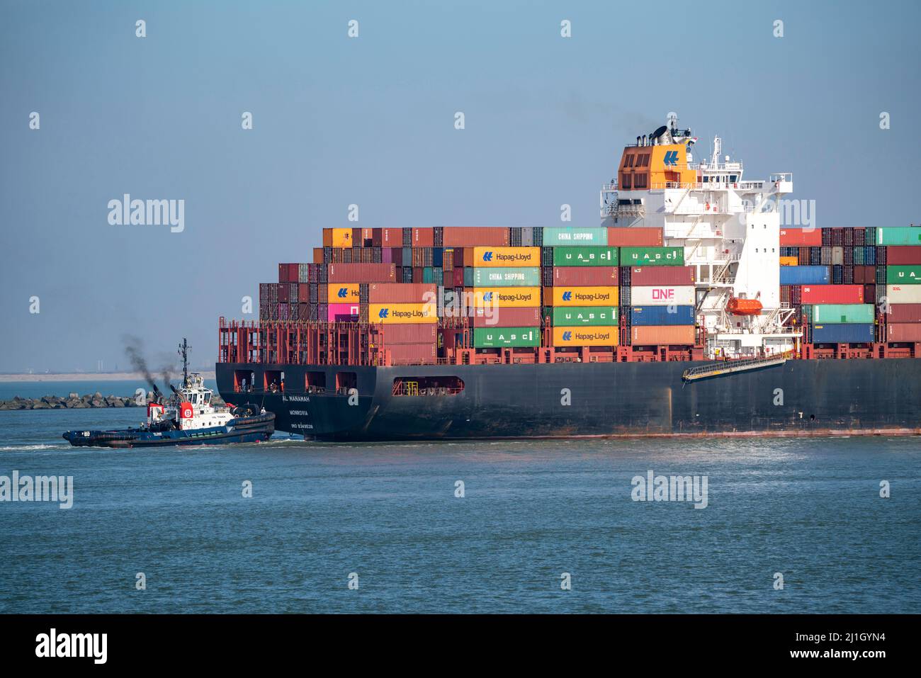 Das Containerschiff Al Manamah, im Besitz von Hapag-Lloyd, befindet sich am Hafeneingang des Tiefseehafens Maasvlakte 2, dem Seehafen von Rotterdam, Niederlande Stockfoto
