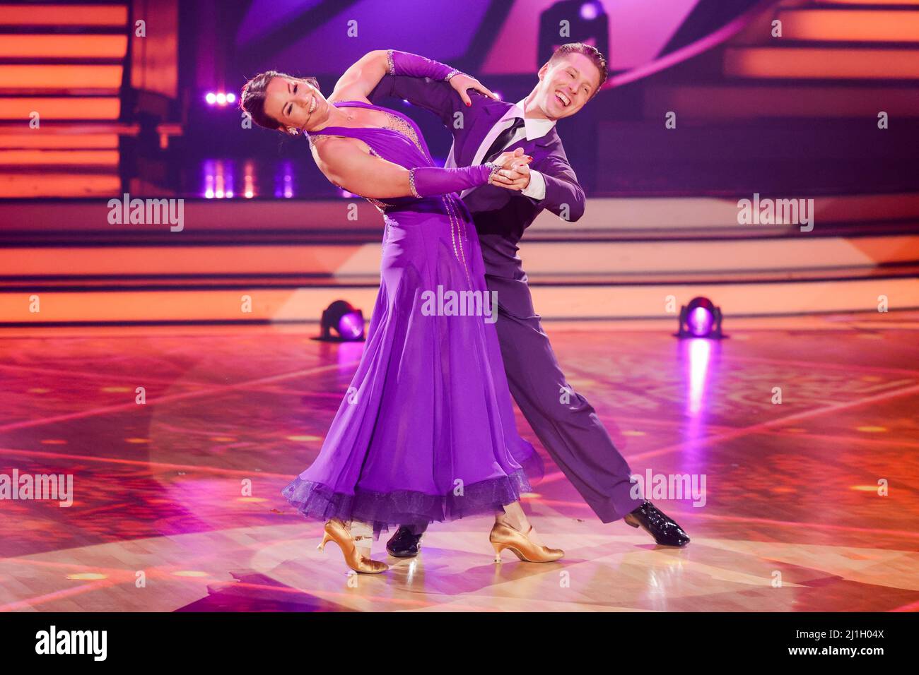 Köln, Deutschland. 25. März 2022. Caroline Bosbach, Politikerin, und Valentin Lusin, professionelle Tänzerin, tanzen in der RTL-Tanzshow „Let's Dance“ im Coloneum. Quelle: Rolf Vennenbernd/dpa/Alamy Live News Stockfoto