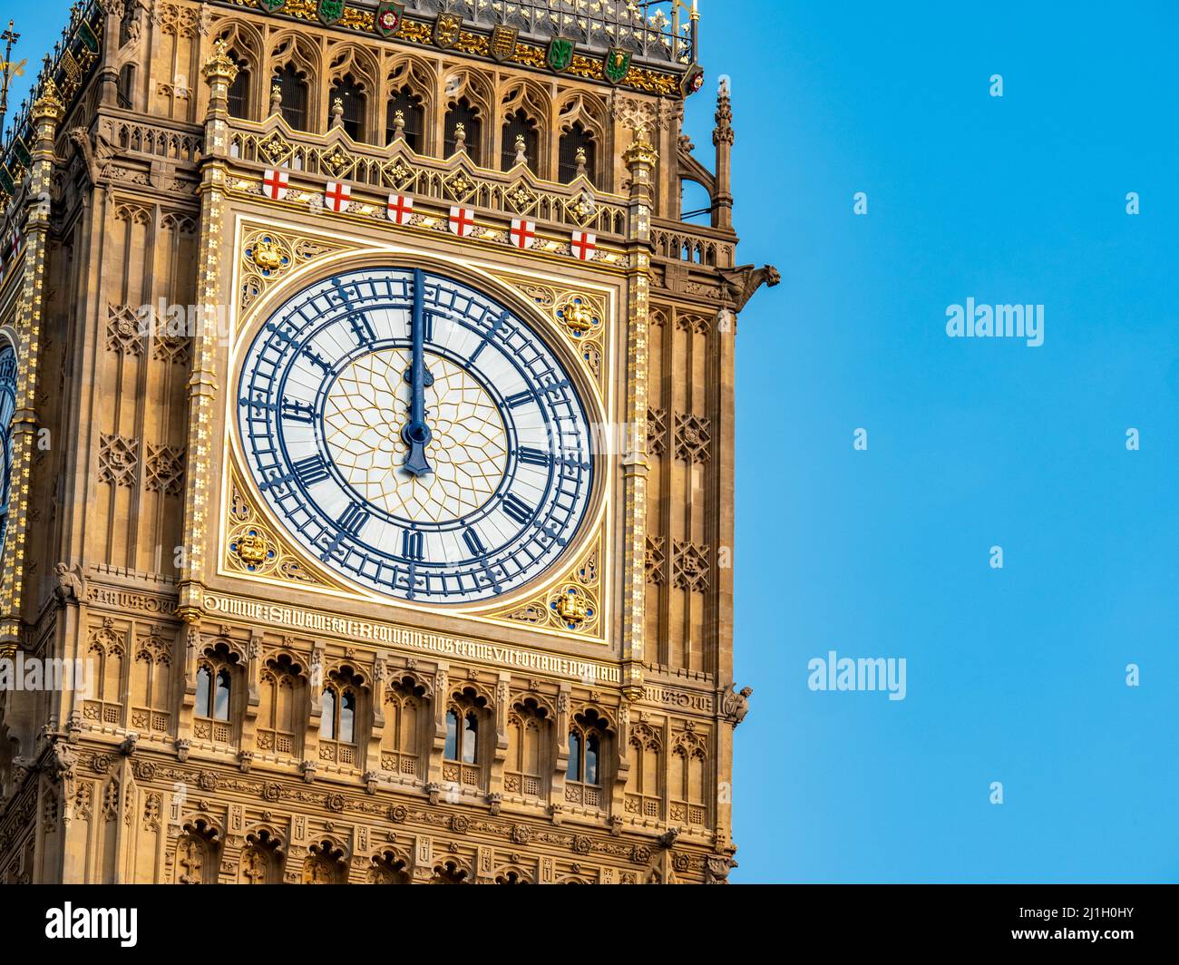 Big Ben am Mittag. Genaues Detail des Gesichts des legendären Londoner Wahrzeichen Uhrturms um genau 12 Uhr am Mittag. Stockfoto