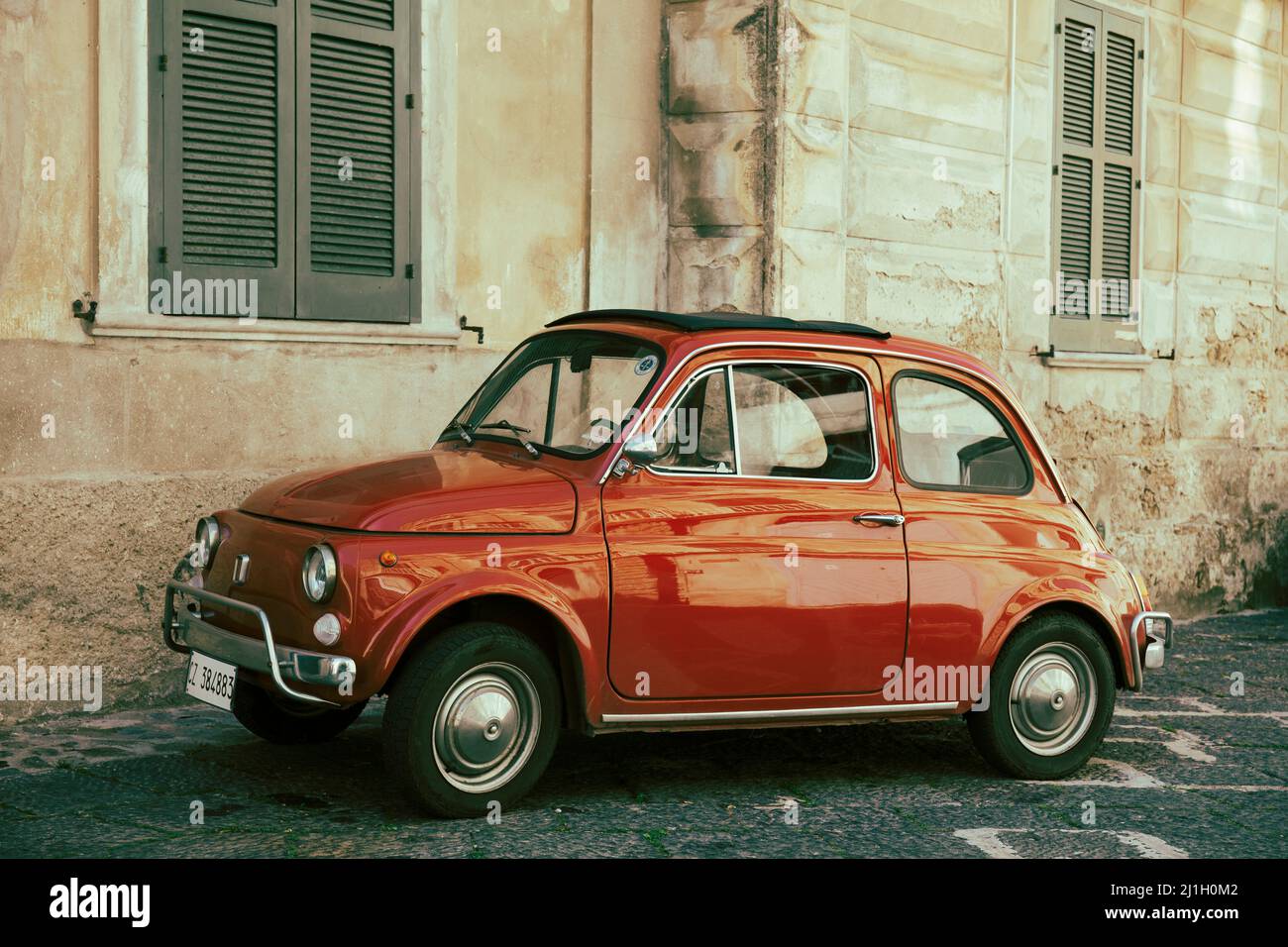 Roter Oldtimer Fiat Cinquecento (500) in italienischer Stadt geparkt Stockfoto