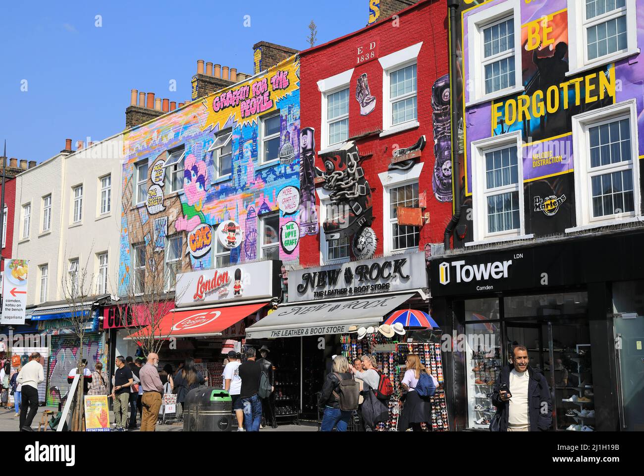 Bunte Geschäfte auf dem weltberühmten Camden Market, im Norden Londons, Großbritannien Stockfoto