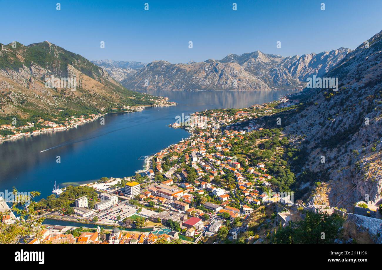 Fantastische Aussicht Hafen und Boote an sonnigen Tagen in Kotor Bucht (Boka Kotorska). Malerische und wunderschöne Szene. Lage berühmter Ferienort Montenegro, Balkan Stockfoto