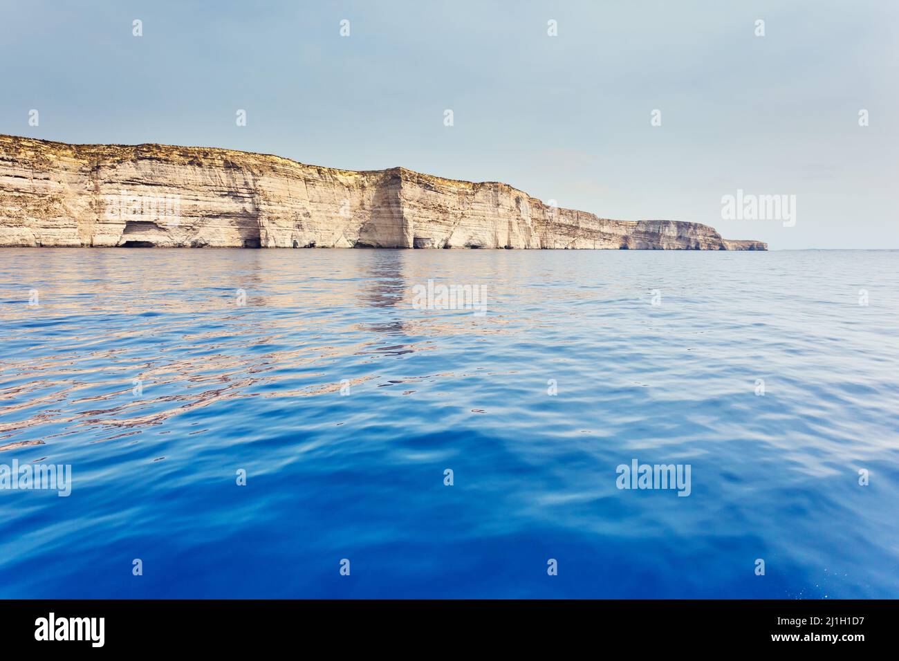 Fantastische Aussicht auf felsige Küste an einem sonnigen Tag mit blauem Himmel. Malerische und wunderschöne Szene. Lage berühmter Ort Azure Window, Insel Gozo, Dwejra. Stockfoto