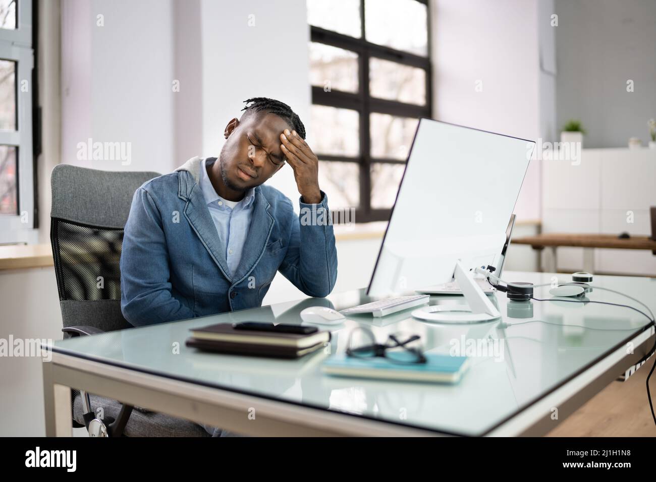 Kranker Mitarbeiter Mit Leiter Ache Und Hangover Stockfoto