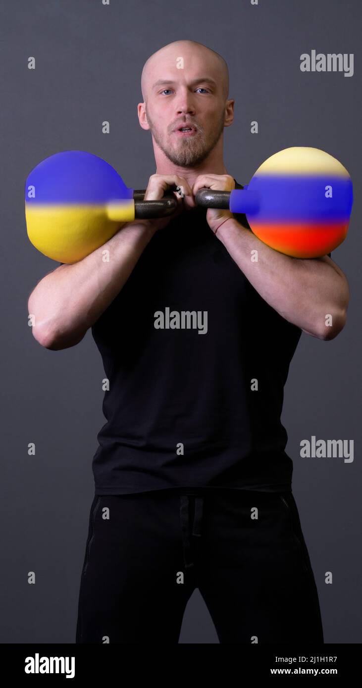 Der Typ mit den Kettlebells steht russland ukraine ukrainischen nationalen, für den Regierungskampf um Konzept und Wirtschaft Armee, Patriotismus europa Stockfoto