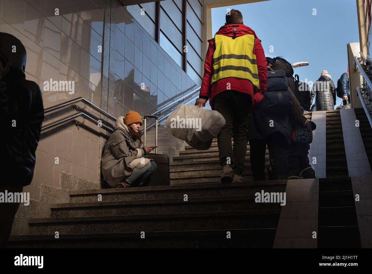 Eine Flüchtlingsfrau sitzt im Treppenhaus des Bahnsteiges. Als Hauptzugangsstelle nach Polen empfängt der Hauptbahnhof von Przemy?l in der Nähe der Grenze zu Medyka eine große Anzahl von Flüchtlingen, die mit dem Bus nach Warschau und Krakau mit dem Zug kommen. Jeden Tag bieten Freiwillige Hilfe und Essen. Stockfoto