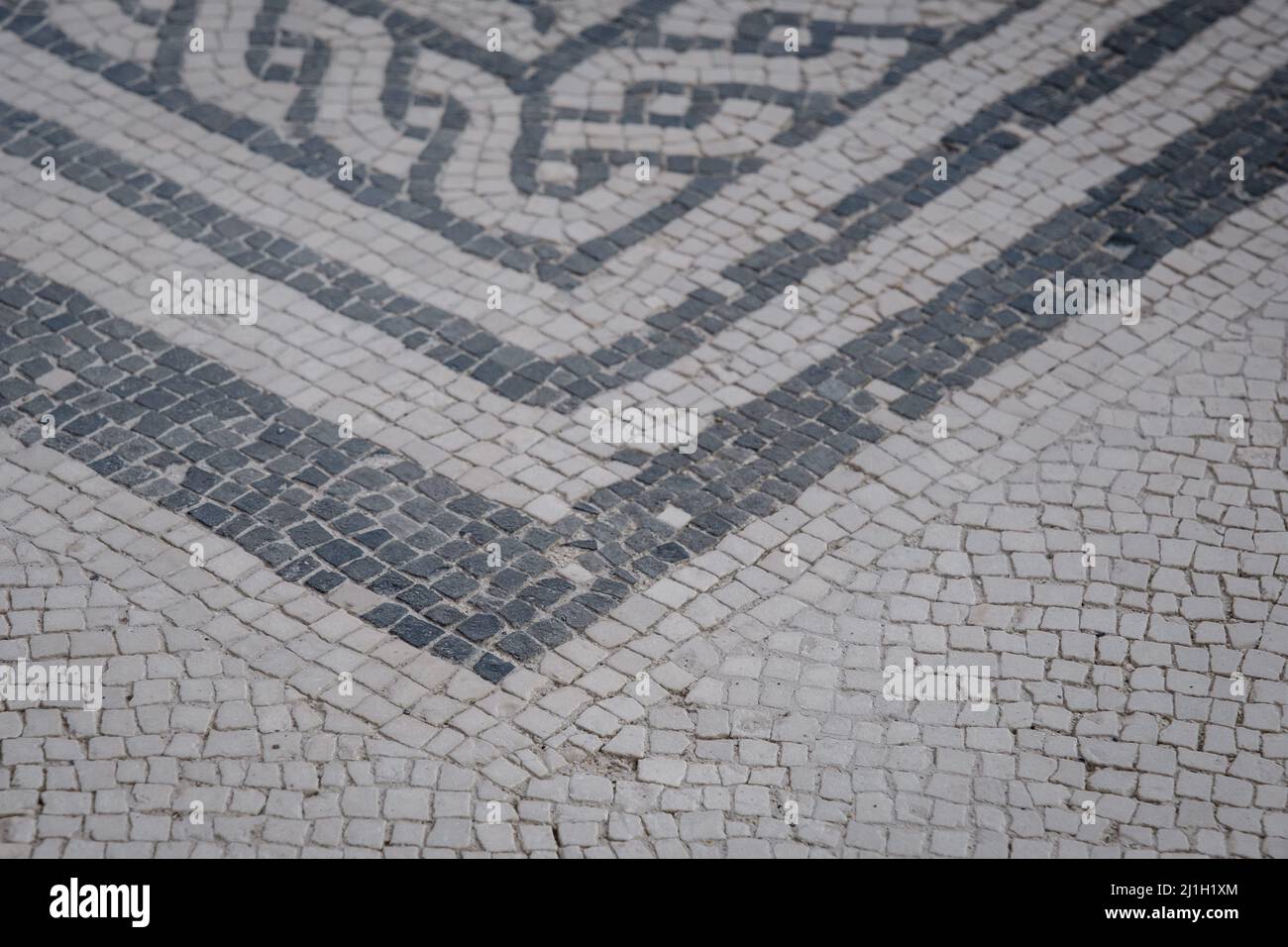 Ercolano, Italien. 25. März 2022. 25. März 2022, Ercolano, Italien: NEAPEL - 25. MÄRZ 2022 - Ein Detail des Mosaikbodens im Domus das Haus des Edelstein, im Archäologischen Park von Herculaneum, am 25. März 2022, während der Eröffnung des Hauses des Edelstein für die Öffentlichkeit, Dank der kürzlich erfolgten Restaurierung des Mosaikbodens dieser Domus wird der Rundgang durch die archäologische Stätte erweitert, mit der Wiederherstellung eines weiteren Teils des kulturellen Erbes der antiken römischen Stadt. Das Haus des Edelsteins, das Juwel des Archäologischen Parks von Herculaneum, berühmt für seine wertvollen Meter Stockfoto