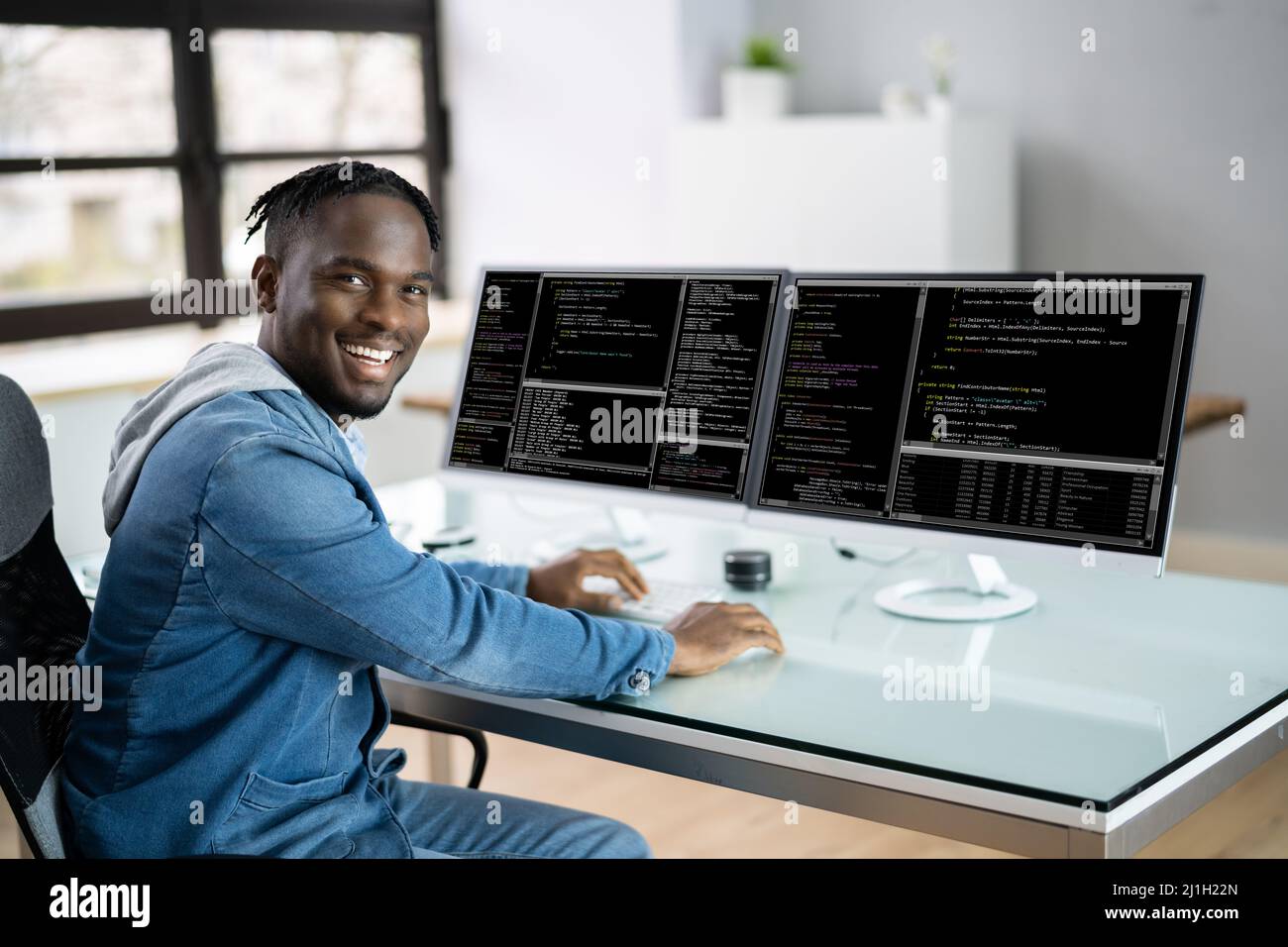 Computer Programmer Programmier-Code Auf Computer In Office Schreiben Stockfoto