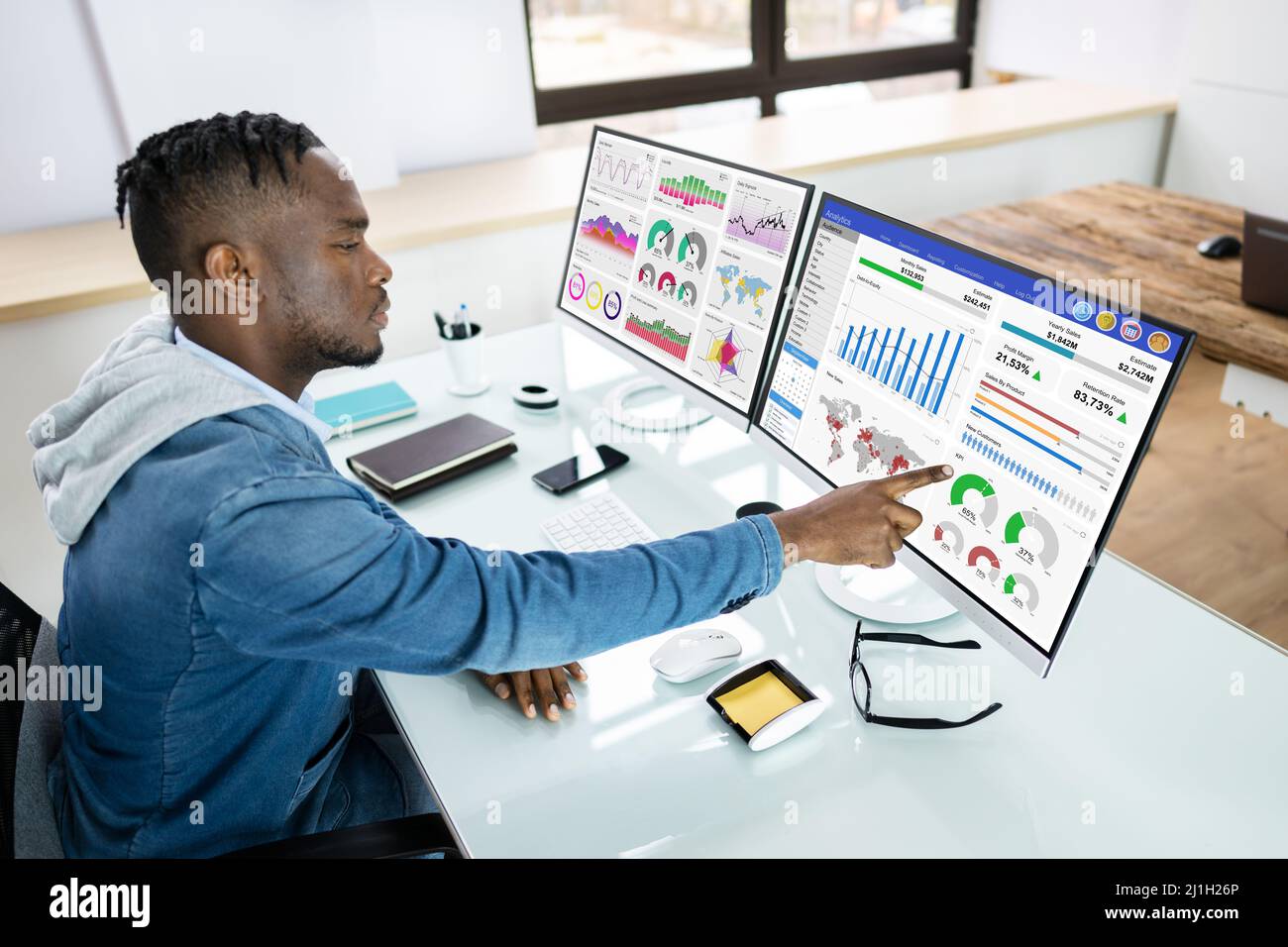 African American Business Man Analyst Mit Datenanalyse Stockfoto