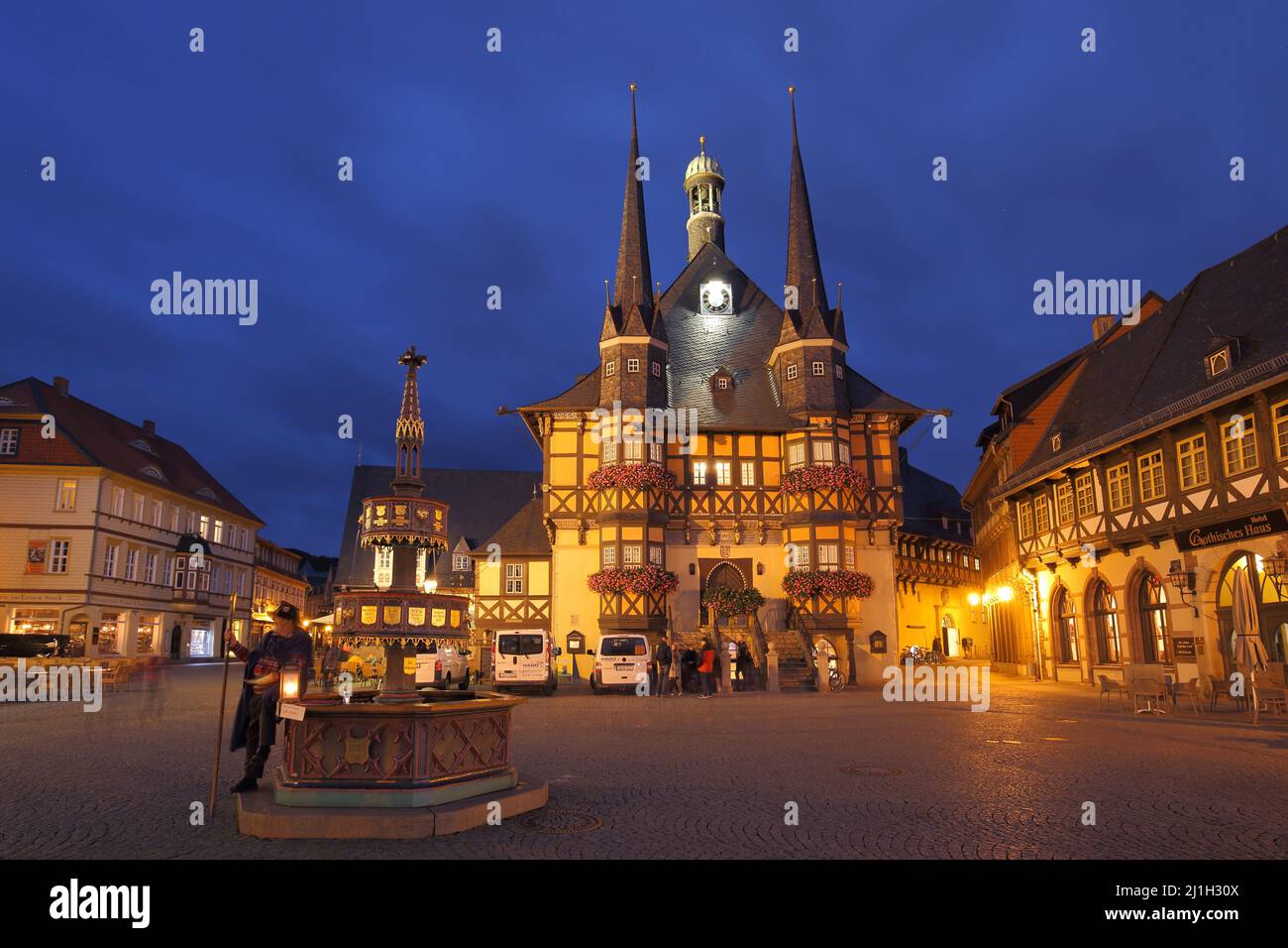 Marktplatz mit Rathaus und Wohltäterbrunnen während der blauen Stunde in Wernigerode, Sachsen-Anhalt, Deutschland Stockfoto
