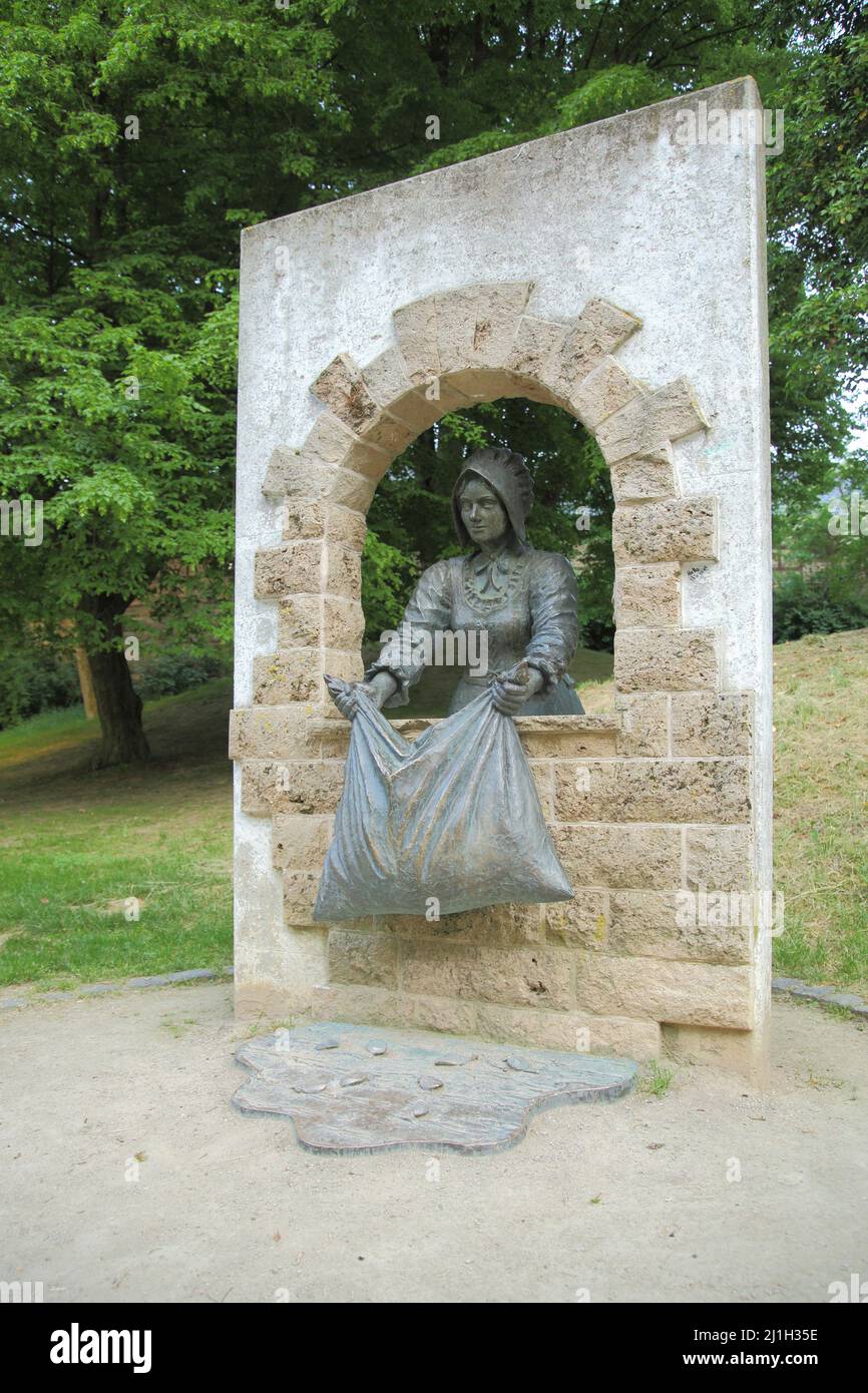 Denkmal für Frau Holle im Frau Holle Park in Hessisch Lichtenau, Hessen, Deutschland Stockfoto