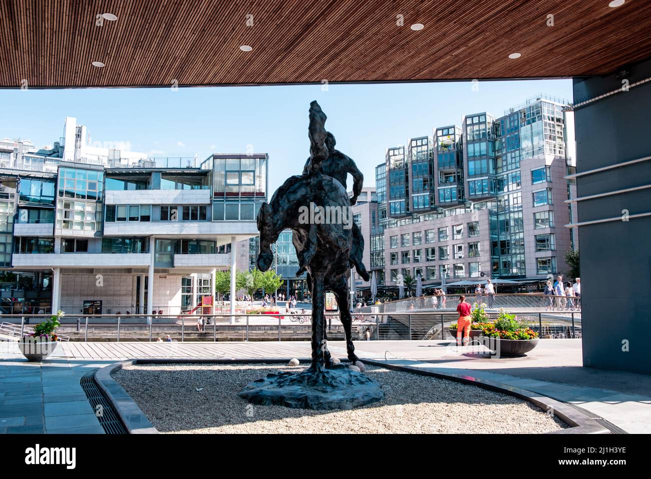Reiterskulptur Oslo, Norwegen. In die Zukunft Skulptur an der Hafenpromenade der Galleri Fineart (Fineart Oslo) Stockfoto