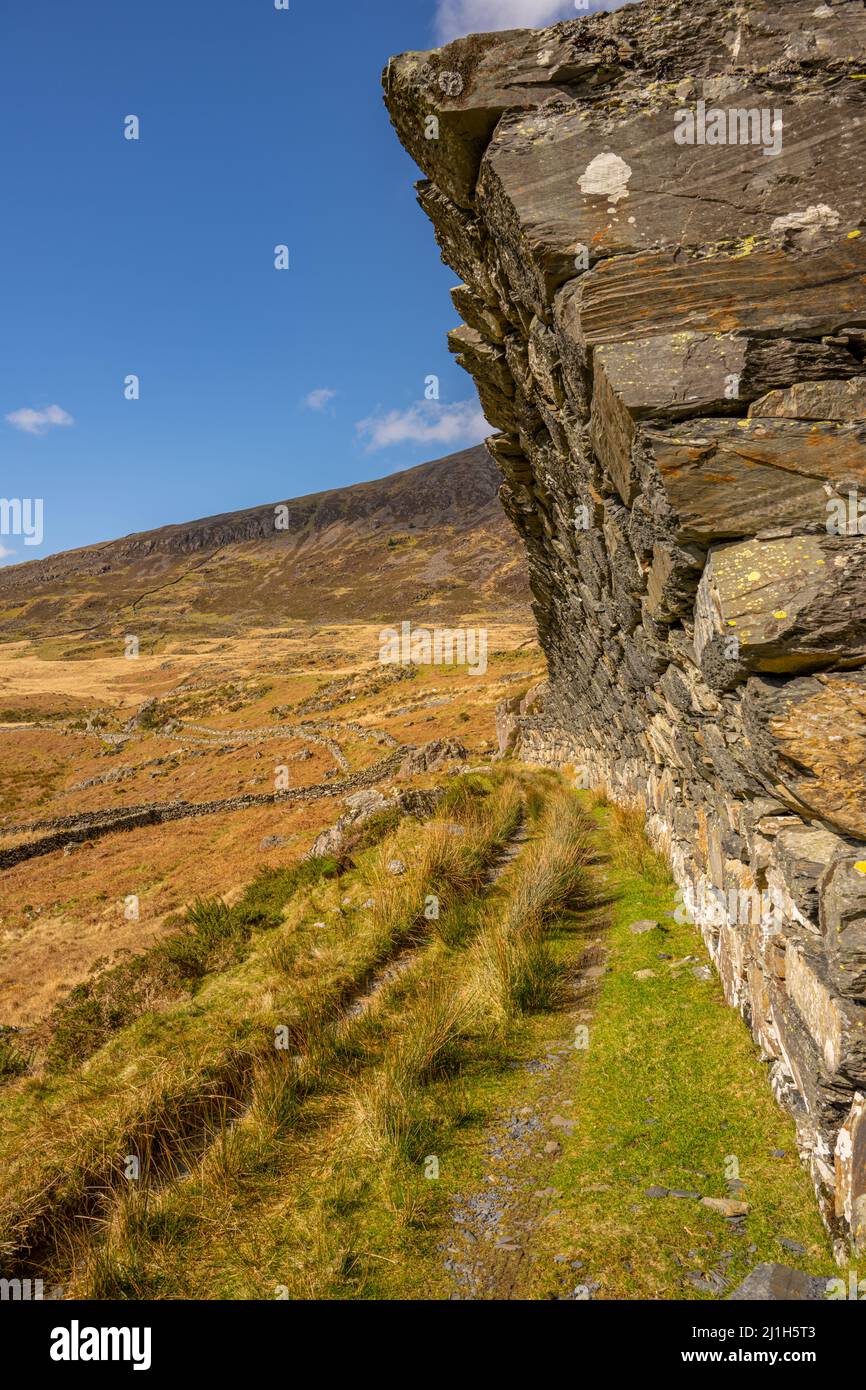 Stützmauer bei Gorseddau Railway & Quarry Cwm Ystradllyn Snowdonia North Wales. Stockfoto