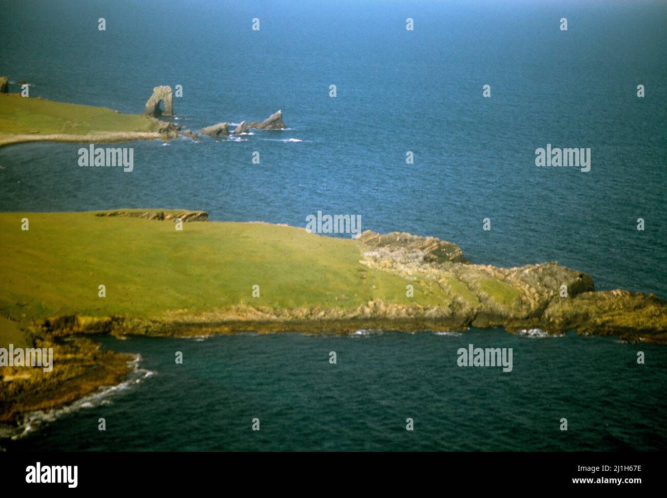 Foula Shetlands Schottland Gaada Stack & Sterness From The Air Stockfoto