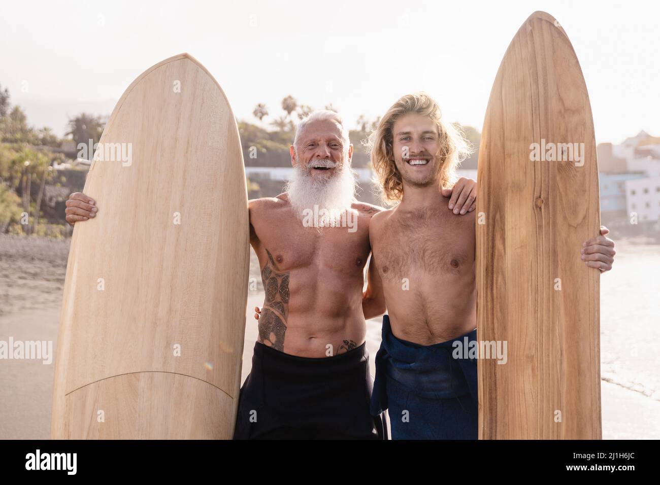 Multi-Generationen-Surfer Vater und Sohn haben Spaß nach der Surf-Session während der Sommerferien - konzentrieren Sie sich auf ältere Mann Gesicht Stockfoto