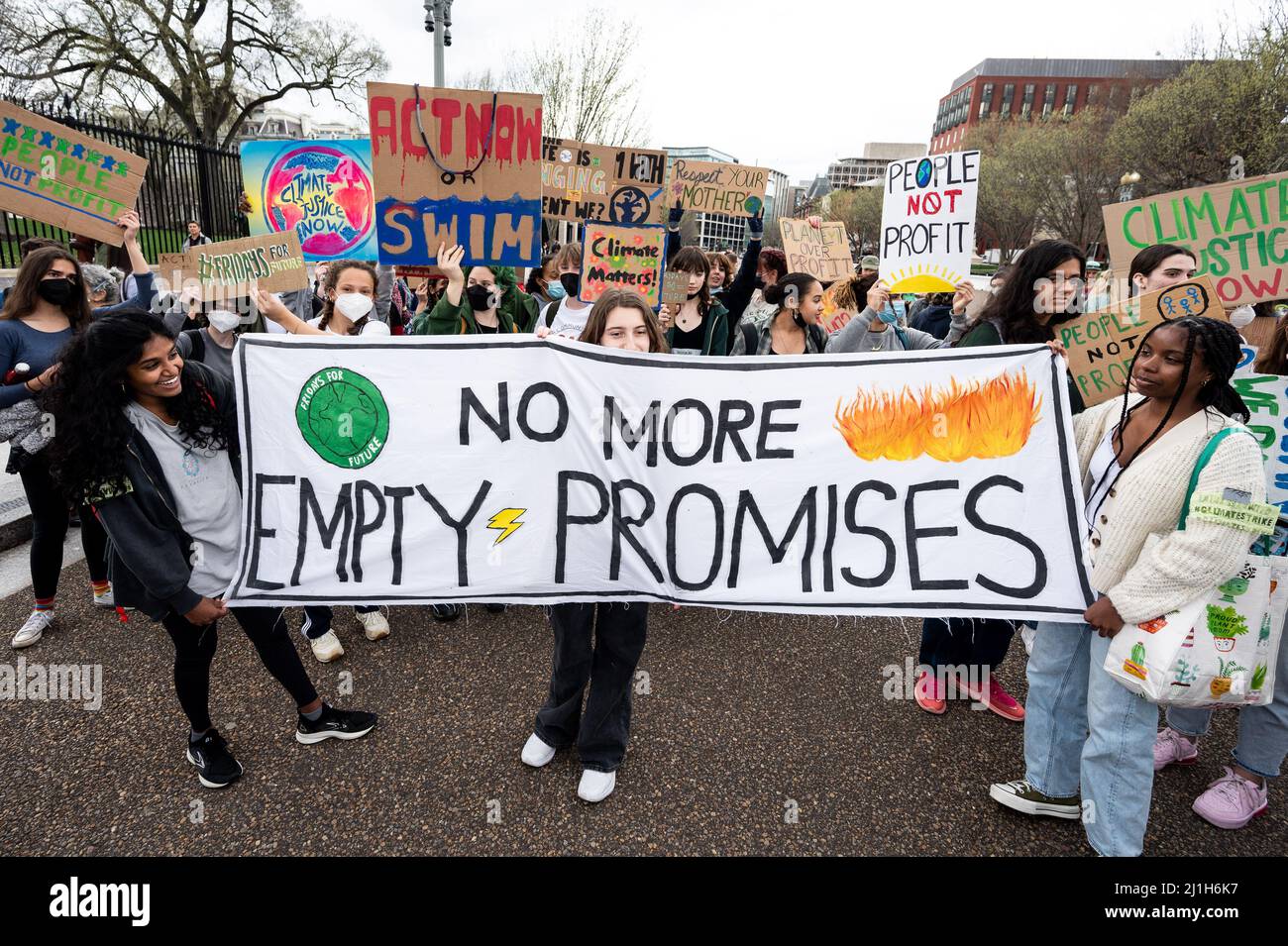 Washington, Usa. 25. März 2022. 25. März 2022 - Washington, DC, USA: Menschen halten ein Banner mit den Worten "Keine leeren Versprechen mehr" auf einer globalen Klimabrek-Demonstration. (Foto: Michael Brochstein/Sipa USA) Quelle: SIPA USA/Alamy Live News Stockfoto