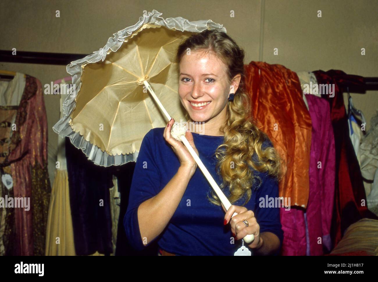 Die Schauspielerin Eve Plumb, die Jan Brady in der Hitshow The Brady Bunch spielte, hält einen antiken Sonnenschirm, während sie in einem Vintage-Bekleidungsgeschäft in Los Angeles, CA, einkaufen geht Stockfoto