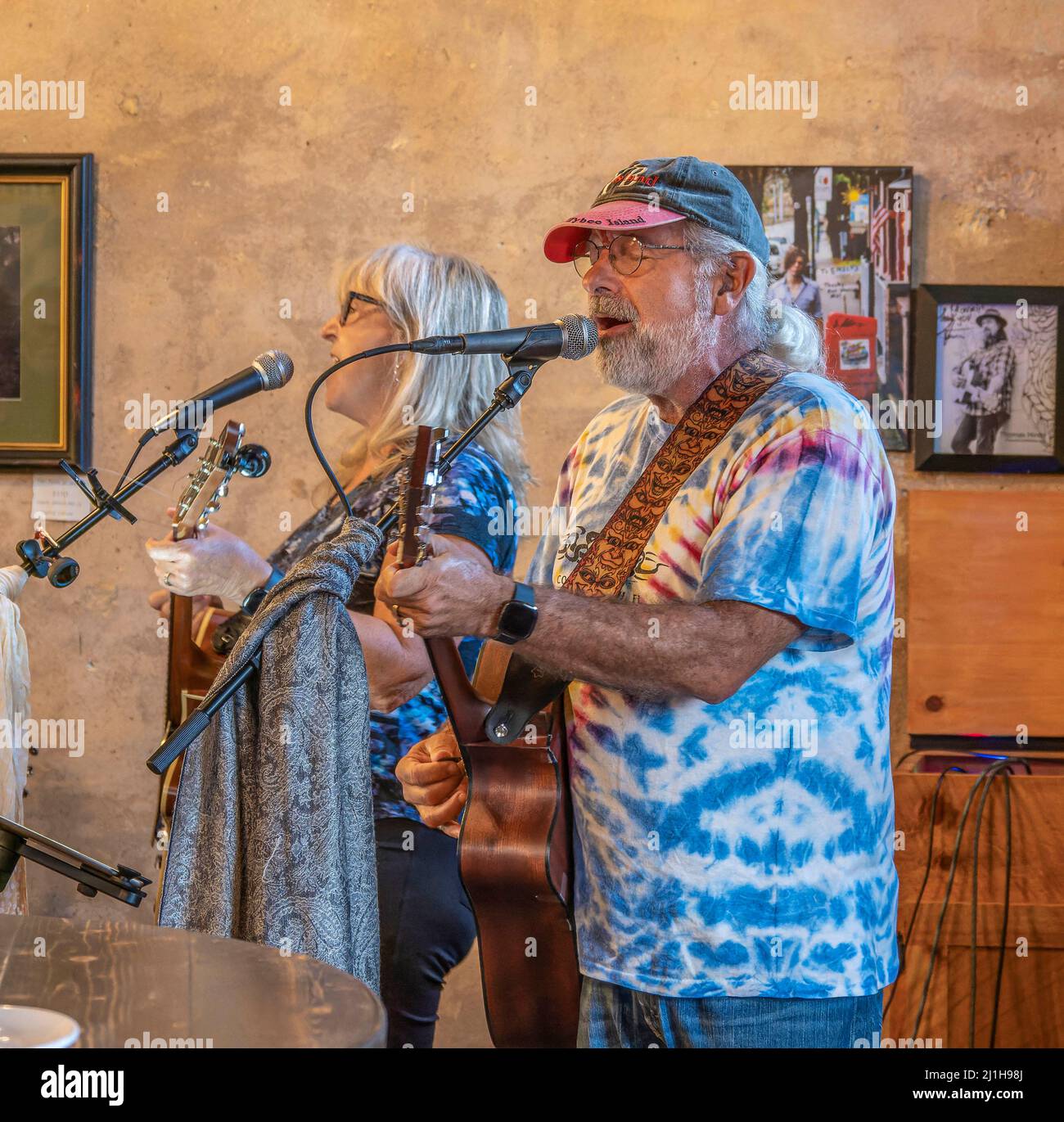 Musiker in einer Band, die Gitarre spielt und in einem Restaurant in Ellijay Georgia, USA, singt. Stockfoto