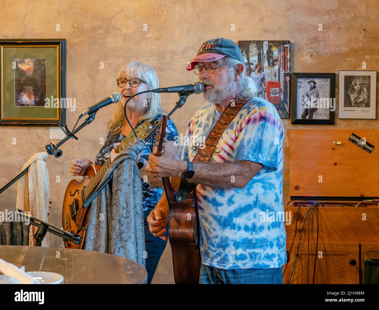 Musiker in einer Band, die Gitarre spielt und in einem Restaurant in Ellijay Georgia, USA, singt. Stockfoto