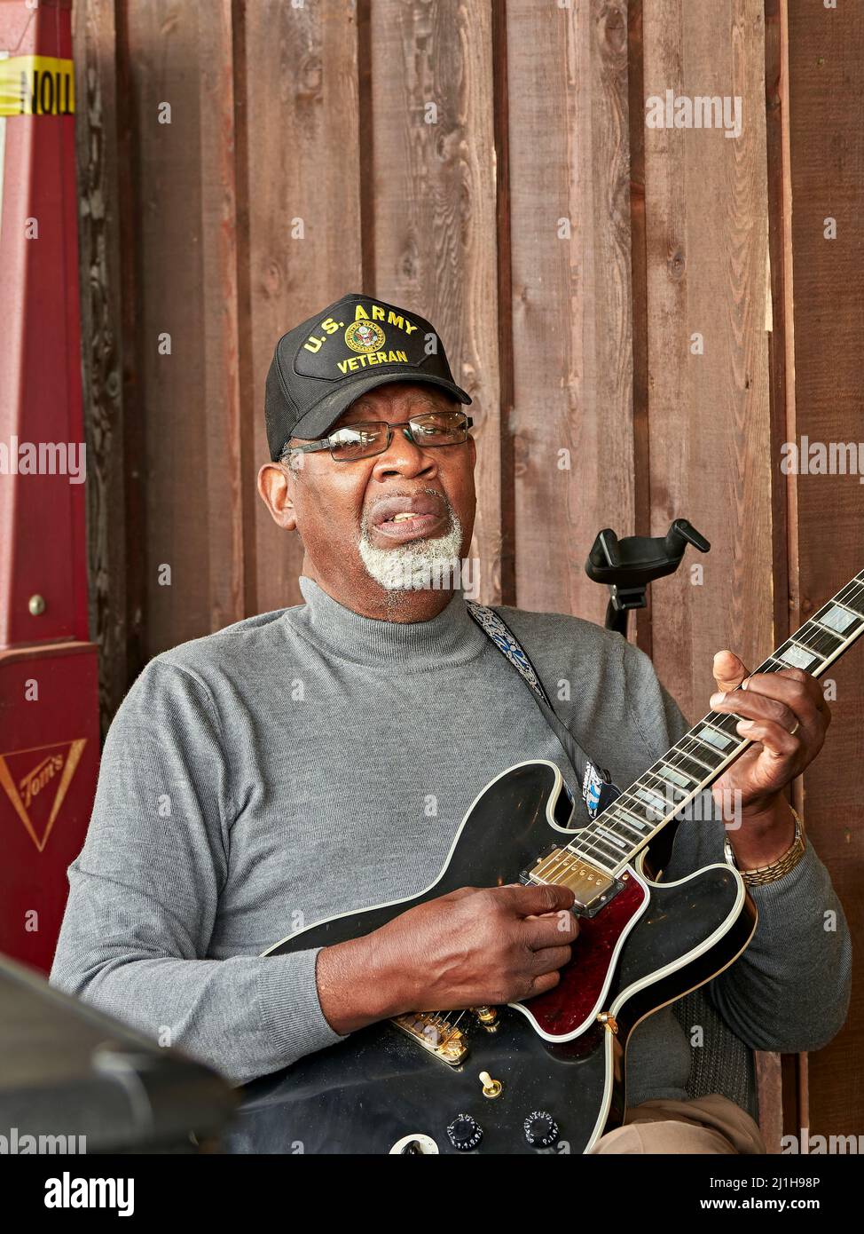 Afroamerikanischer männlicher oder schwarzer Musiker, der in Pike Road Alabama, USA, Gitarre spielt und Blues singt. Stockfoto