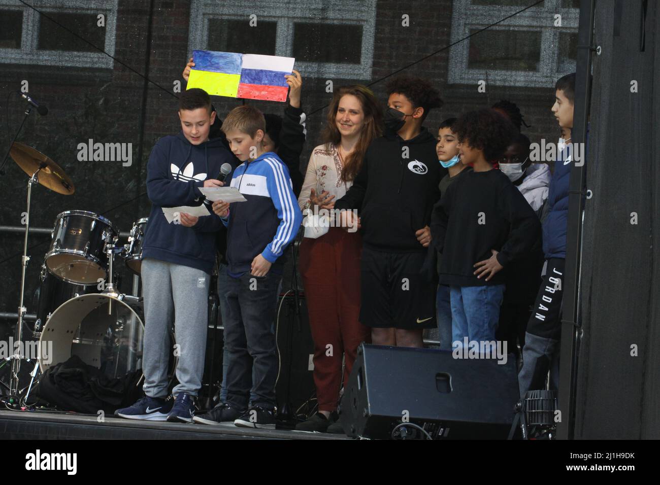 Open Air-Bühnenshow unter dem Motto „eine Stunde für den Frieden“ an der Stadtteilschule Alter Teichweg in Hamburg-Dulsberg am 25.03.2022 Stockfoto