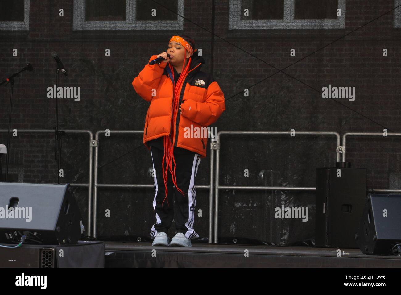 Popsängerin Zoe Wees bei der Open Air-Bühnenshow unter dem Motto „eine Stunde für den Frieden“ an ihrer ehemaligen Schule, die Stadtteilschule Alter T Stockfoto