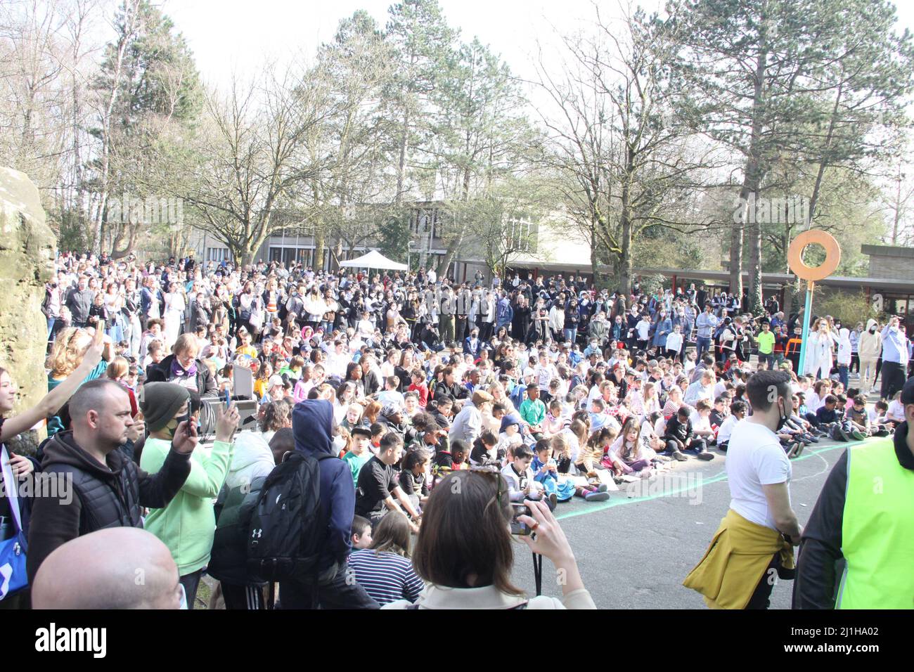 Open Air-Bühnenshow unter dem Motto „eine Stunde für den Frieden“ an der Stadtteilschule Alter Teichweg in Hamburg-Dulsberg am 25.03.2022 Stockfoto