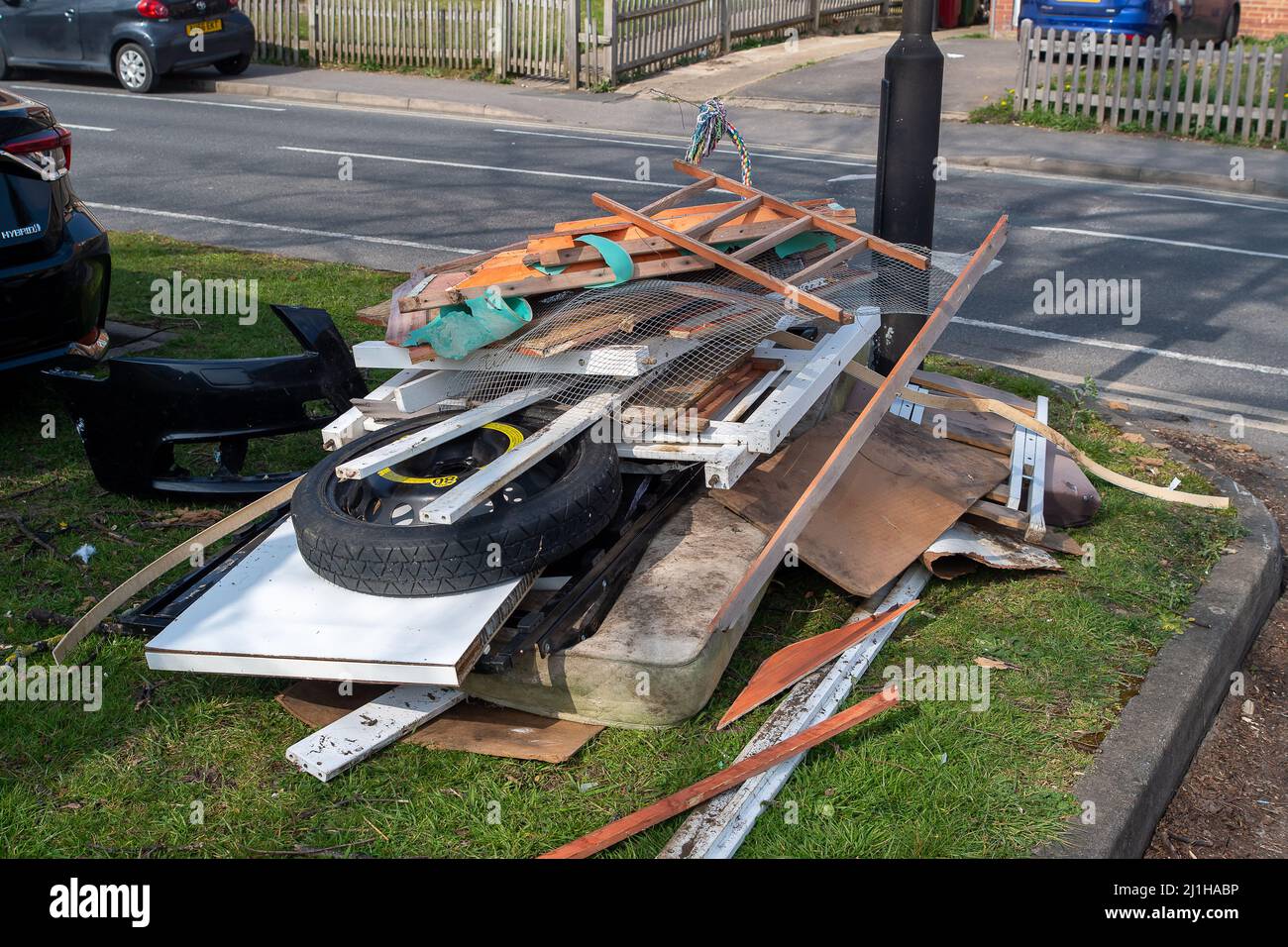 Slough, berkshire, Großbritannien. 25.. März 2022. Die Bewohner fliegen weiterhin in Slough mit Spitzendabfall, obwohl klare Schilder die Menschen warnen, dass die Gebiete überwacht werden. Illegales Kippen von Fliegen kann zu Geldstrafen von bis zu £50.000 oder 12 Monaten Gefängnis für diejenigen führen, die wegen Kippen von Fliegen verurteilt wurden. Slough hat einen großen Tipp in Chalvey, der für Bewohner, die Hausmüll entsorgen, kostenlos genutzt werden kann. Quelle: Maureen McLean/Alamy Live News Stockfoto