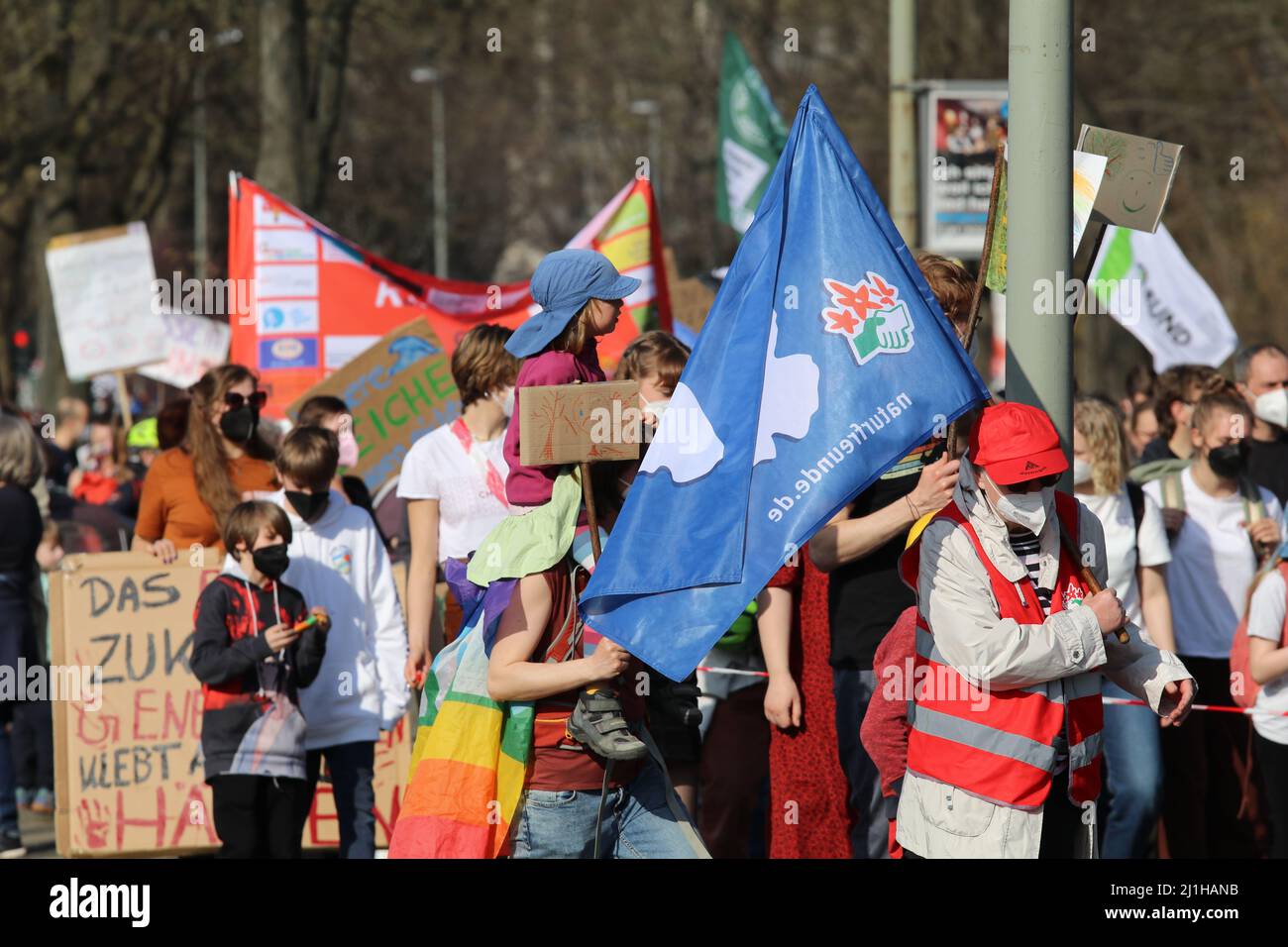 Niedersachsen, Deutschland. 25. März 2022. 25. März 2022, GÃ¶ttingen, Niedersachsen, Deutschland: Demonstration in GÃ¶ttingen, Deutschland am 25. März 2022 im Rahmen der Kampagne "Freitag für die Zukunft", die sofortige Klimagerechtigkeit fordert. Die Demonstranten skandierten Slogans wie „People Not Profit“. Diese Demonstration ist Teil des globalen Klimastreiks. Kredit: ZUMA Press, Inc./Alamy Live Nachrichten Stockfoto